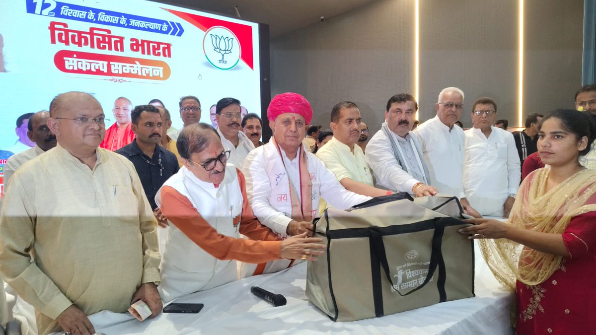 nulmup's tweet photo. उक्त प्रदर्शनी में जनप्रतिनिधियों, प्रशासनिक अधिकारियों के साथ ही बड़ी संख्या में आमजन भी देश की प्र्रगति, विकास एवं आत्मनिर्भरता की यात्रा को करीब से देख रहे हैं। 

 #PMSwanidi #EmpoweringCitizens #DigitalIndia #EmpoweringLivelihood #StreetVendor #UPSUDA #UttarPradesh https://t.co/g6vuzt0M5x
