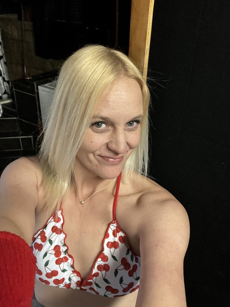 Genyrose69's tweet photo. Tu aime le rouge sur moi?🍒 https://t.co/b8PqgEyNwf