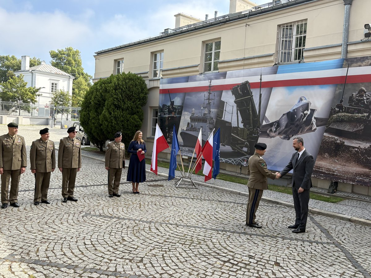 MON_GOV_PL's tweet photo. Wicepremier W. @kosiniakamysz wręczył oficerom #WojskoPolskie decyzje na nowe stanowiska służbowe.
Decyzje otrzymali:
- gen. dyw. Maciej JABŁOŃSKI – na stanowisko I zastępcy Dowódcy Operacyjnego RSZ
- gen. dyw. Piotr TRYTEK – na stanowisko zastępcy dowódcy V Korpusu armii Stanów Zjednoczonych (Fort Knox, USA)
- gen. dyw. Piotr FAJKOWSKI – na stanowisko Inspektora Wojsk Lądowych DG RSZ
- gen. bryg. Sławomir LIDWA – na stanowisko Dowódcy 11 Dywizji Kawalerii Pancernej
- ppłk Andrzej WASILUK – na stanowisko dowódcy 2. Pułku Rozpoznawczego