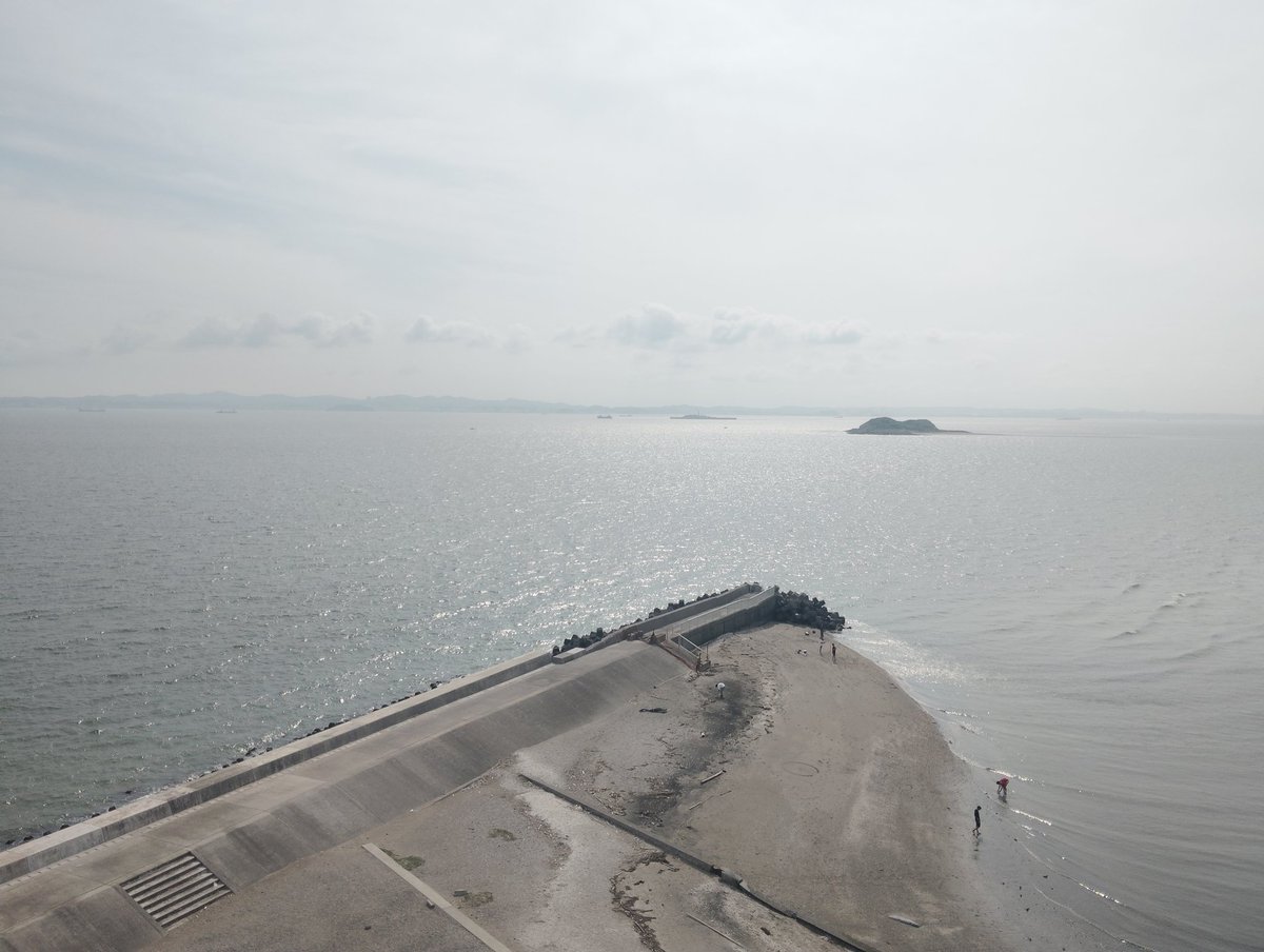 battukain's tweet photo. 東京湾富津岬来た〜潮が引くと手前の砂浜から1つ先の第一海堡まで歩いて行ける https://t.co/bTPy3jixEc