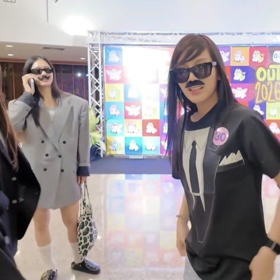nobodyknowww_s's tweet photo. เหมือนพ่อที่ติดคุยงานตลอดเวลา แต่ต้องมานั่งเฝ้าลูกเล่นฮาร์เบอร์แลนด์อ่ะ5555555555555555555555 https://t.co/NqBiYQViLX