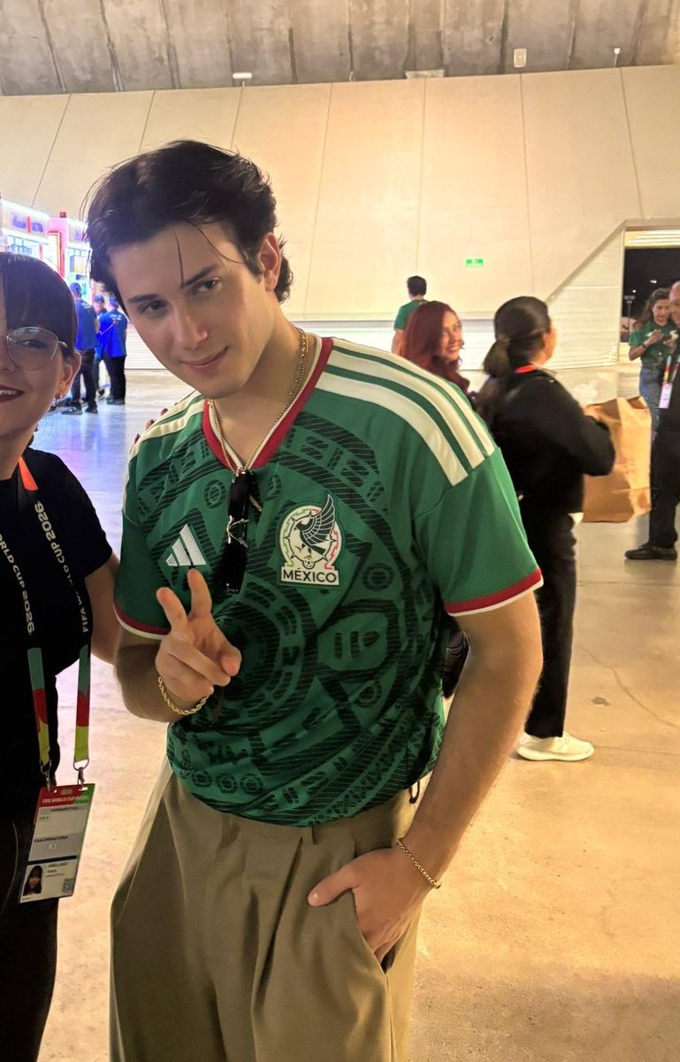 bravsgirl's tweet photo. lo guapo que se ve con la camiseta de la selección 😻 https://t.co/h37LVey3Ng