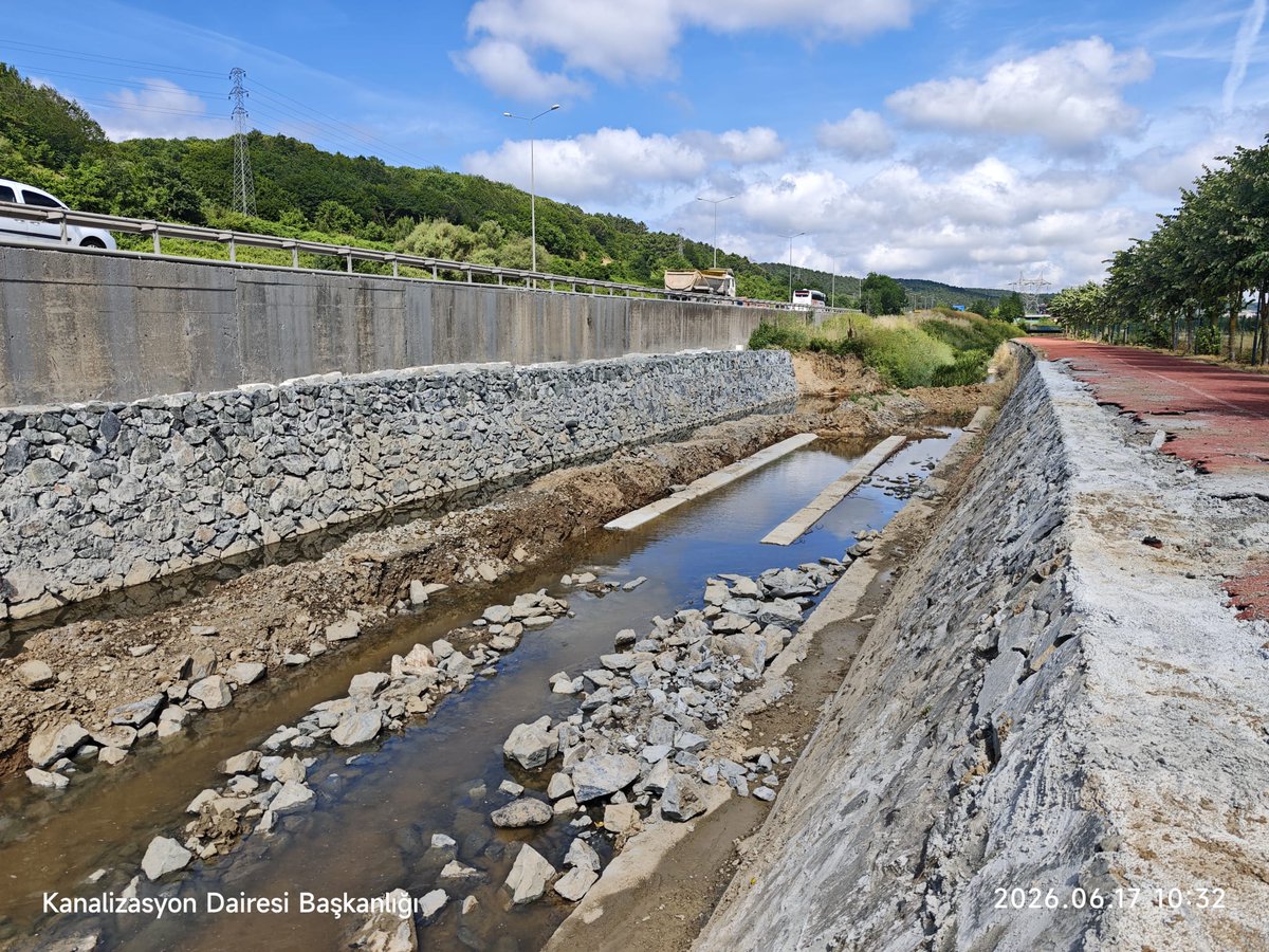 iski_kanal's tweet photo. 📍 Kağıthane Cendere Deresi'nde taşkın riskini azaltmaya yönelik çalışmalarımız devam ediyor.

Kanalizasyon Dairesi Başkanlığımız tarafından Kağıthane Cendere Deresi Okyanus Koleji mevkiinde yürütülen çalışmalar kapsamında sağ sahilde 110 metre taş duvar, sol sahilde ise 126 metre taşpere imalatı tamamlandı.

Dere taban iyileştirme betonu öncesi reglaj ve tesviye çalışmaları sürüyor. Çalışmaların tamamlanmasıyla dere kesitinin hidrolik kapasitesi artırılarak yoğun yağışlarda oluşabilecek taşkın risklerinin azaltılması hedefleniyor.

Güçlü altyapı, güçlü İstanbul.

#İSKİ #KanalizasyonDairesi #Kağıthane #CendereDeresi #DereIslahı #TaşkınKontrolü #Altyapı #İstanbul