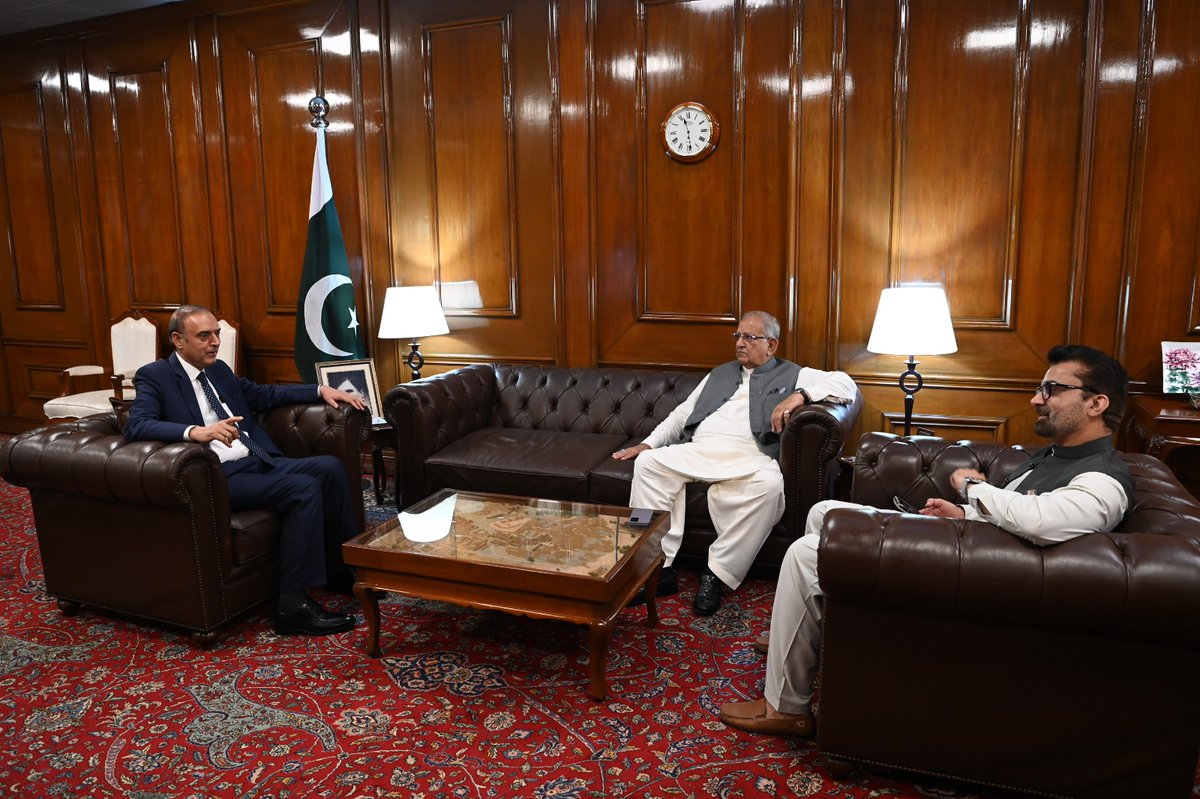 HousingnWorks's tweet photo. Minister Riaz Hussain Pirzada, along with Secretary Housing met with the Governor @StateBank_Pak in #Karachi to discuss #WazireAzamApnaGhar Program, in line with the directions of the Prime Minister of Pakistan, Mian Muhammad Shehbaz Sharif.
 #HousingForAll
#گھرہوتواپنا https://t.co/3OlWrdliT0