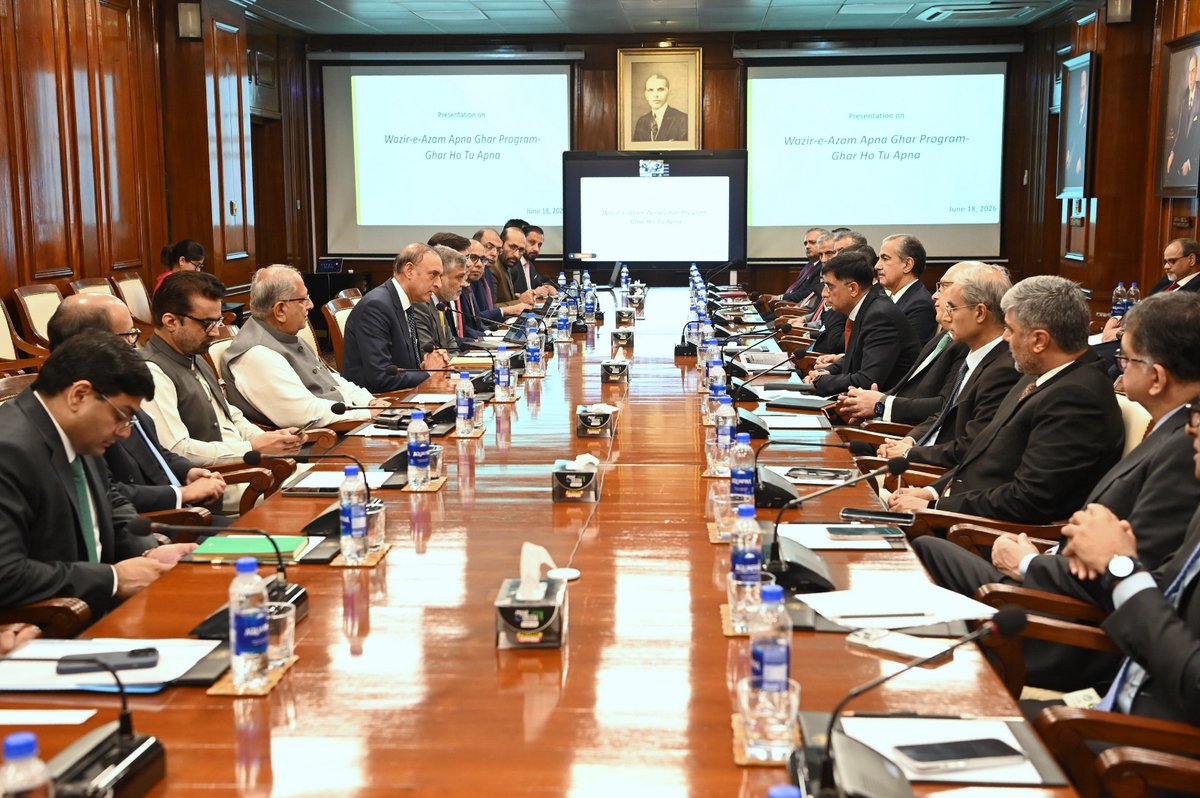 HousingnWorks's tweet photo. Minister Riaz Hussain Pirzada, along with Secretary Housing met with the Governor @StateBank_Pak in #Karachi to discuss #WazireAzamApnaGhar Program, in line with the directions of the Prime Minister of Pakistan, Mian Muhammad Shehbaz Sharif.
 #HousingForAll
#گھرہوتواپنا https://t.co/3OlWrdliT0