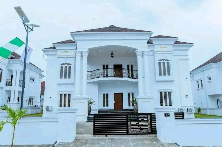 Dr_Afo's tweet photo. Tinubu is doing well. 
I heard he just commissioned this building for the CMDs of federal hospitals across the nation. 
Oh wait! 
It's not CMDs ooo. 
So na appeal court judge. 
Lol. https://t.co/stjBi4JOUK
