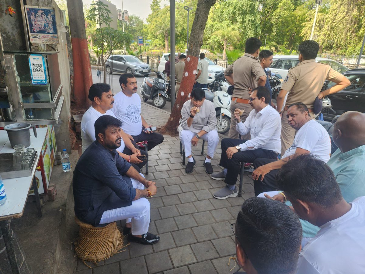 PrerakshahBJP's tweet photo. પરિવારના સભ્યો સમાન સંગઠનના સાથી મિત્રો સાથે ચાય ની ચુસ્કી માણી ☕️ https://t.co/V43u7UgeGO