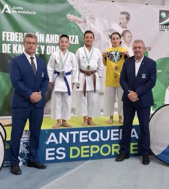 Aytoparadas's tweet photo. El pasado sábado 13 de junio se celebró en Antequera el Trofeo de Andalucía de Karate, donde participaron siete componentes del club Kyohan de Paradas, consiguiendo una plata, un bronce y tres cuartos puestos en la modalidad de kata. https://t.co/7YXEZsvG3a