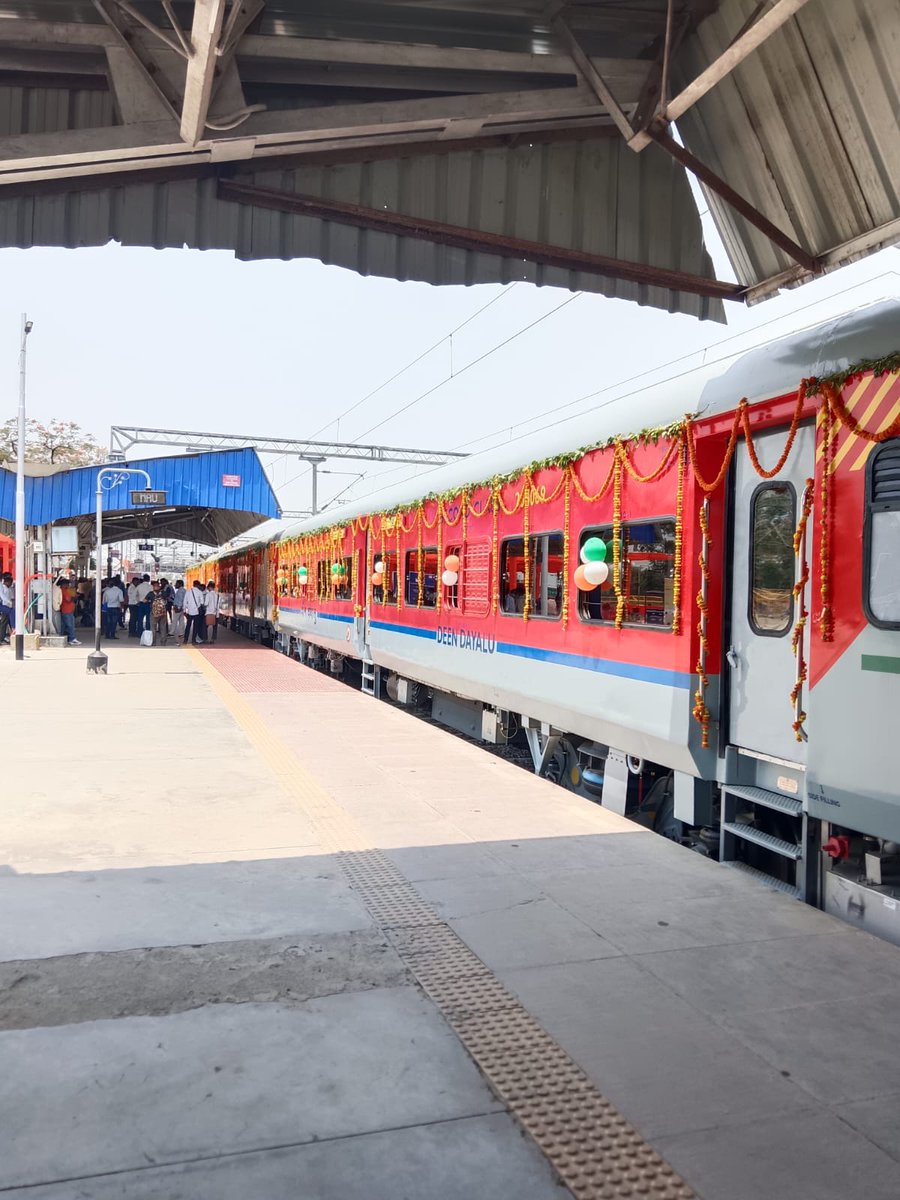 nerailwaygkp's tweet photo. मऊ-दिल्ली (आनन्द विहार टर्मिनस) एक्सप्रेस का शुभारम्भ

इस गाड़ी के संचलन से उत्तर प्रदेश के मऊ, आजमगढ़, जौनपुर, प्रयागराज, कानपुर जनपदों एवं दिल्ली एवं इसके आस-पास के निवासियों को सुविधा होगी तथा क्षेत्र के सामाजिक, सांस्कृतिक एवं आर्थिक विकास को गति मिलेगी। https://t.co/tI3SNr5mPT