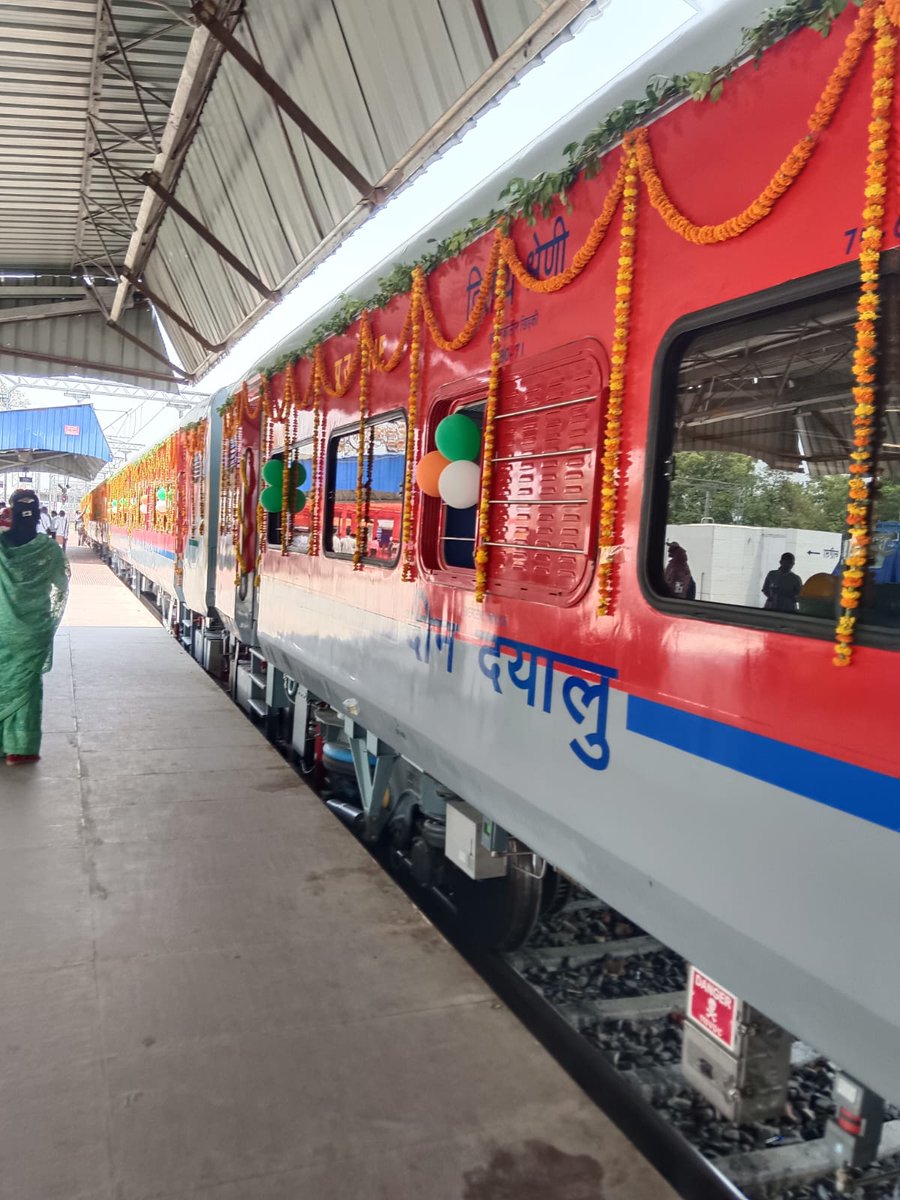 nerailwaygkp's tweet photo. मऊ-दिल्ली (आनन्द विहार टर्मिनस) एक्सप्रेस का शुभारम्भ

इस गाड़ी के संचलन से उत्तर प्रदेश के मऊ, आजमगढ़, जौनपुर, प्रयागराज, कानपुर जनपदों एवं दिल्ली एवं इसके आस-पास के निवासियों को सुविधा होगी तथा क्षेत्र के सामाजिक, सांस्कृतिक एवं आर्थिक विकास को गति मिलेगी। https://t.co/tI3SNr5mPT
