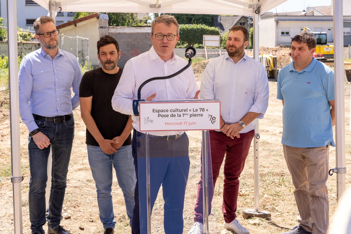 CDEssonne's tweet photo. 🏗️🎭 Le futur espace culturel de Savigny-sur-Orge est lancé !

✂️ Hier, nous étions à la pose de la première pierre du "78", un projet structurant qui verra le jour au cœur de la ville avec cinéma, expositions, arts numériques, ateliers et rencontres.

@durovray @alexisteillet https://t.co/Ng158hDPRU