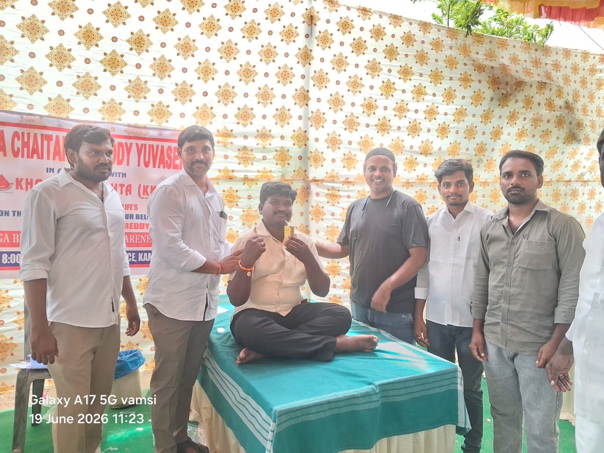 Raghava_iTDP's tweet photo. గౌరవ కమలాపురం శాసన సభ సభ్యులు శ్రీ పుత్తా క్రిష్ణ చైతన్య రెడ్డి గారి జన్మదినం సందర్భంగా  కమలాపురం టీడీపీ కార్యాలయం వద్ద పుత్తా చైతన్య రెడ్డి యువసేన ఏర్పాటు చేసిన MEGA BLOOD DONATION &amp; AWARENESS DRIVE కార్యక్రమంలో పాల్గొని  BLOOD DONATE చేసిన పెండ్లిమర్రి ఐటీడీపీ టీం సభ్యులు. https://t.co/Ek4mKz07Qc