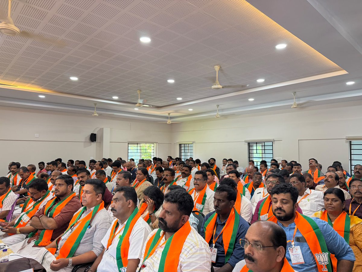 BJP4Keralam's tweet photo. കൊല്ലത്ത് നടന്ന പണ്ഡിറ്റ് ദീൻ ദയാൽ ഉപാധ്യായ പ്രശിക്ഷ‌ൺ മഹാഭിയാൻ ബിജെപി മുൻ സംസ്ഥാന അധ്യക്ഷൻ ശ്രീ കുമ്മനം രാജശേഖരൻ ഉദ്ഘാടനം ചെയ്തു. സംസ്ഥാന ജനറൽ സെക്രട്ടറിമാരായ ശ്രീ എം ടി രമേശ്, അഡ്വ എസ് സുരേഷ്, റബ്ബർ ബോർഡ് ചെയർമാൻ ശ്രീ എൻ ഹരി, അഡ്വ പി സുധീർ, ശ്രീ ഉണ്ണികൃഷ്ണൻ മാസ്റ്റർ തുടങ്ങിയ സംസ്ഥാന ജില്ലാ നേതാക്കൾ പങ്കെടുത്തു,

#VikasitaKeralam