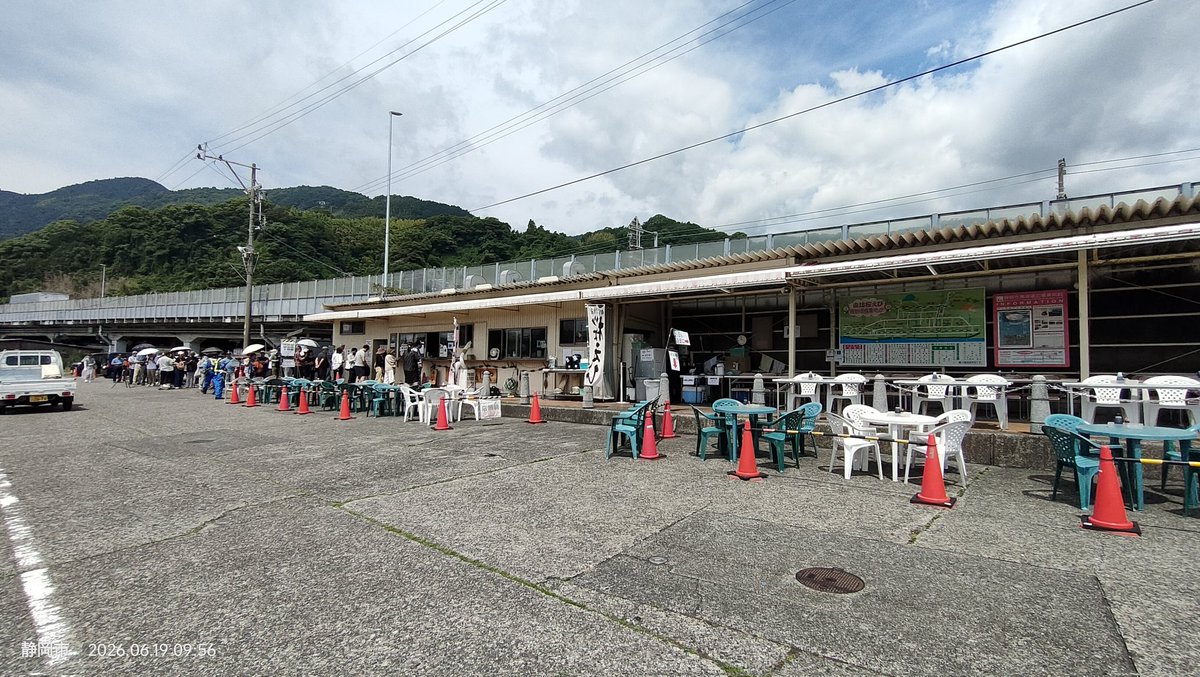awanoiro's tweet photo. 由比港の浜のかき揚げ屋が6/28で閉店するから行ったんだけど、開店前10時の10分前に行ってこれだったw
1時間待ちとか書いてあったよ https://t.co/V0QKzAEaOZ