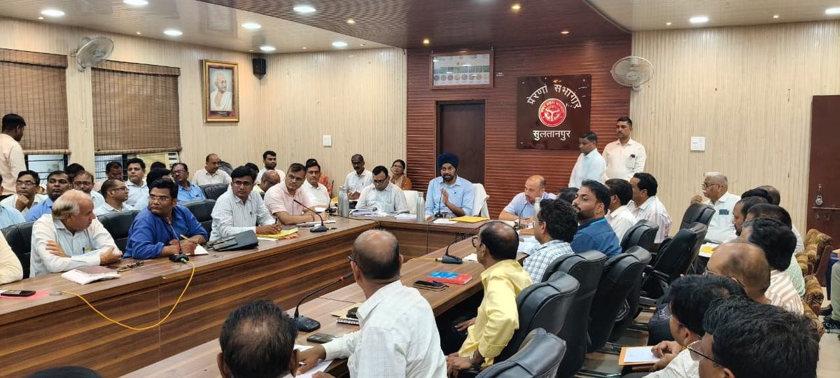 CdoSultanpur's tweet photo. जिलाधिकारी महोदय की अध्यक्षता में उ0प्र0 मुख्यमंत्री डैशबोर्ड के माध्यम से विकास कार्यों के प्रगति एवं 50 लाख से अधिक लागत से निर्माणाधीन परियोजनाओं के प्रगति की समीक्षा बैठक आयोजित की गयी, ज��समें सम्बन्धित अधिकारियों को समयान्तर्गत शत-प्रतिशत ��क्ष्य प्राप्त करने हेतु आवश्यक निर्देश दिये गये।