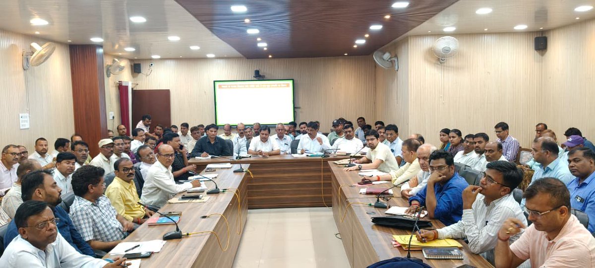CdoSultanpur's tweet photo. जिलाधिकारी महोदय की अध्यक्षता में उ0प्र0 मुख्यमंत्री डैशबोर्ड के माध्यम से विकास कार्यों के प्रगति एवं 50 लाख से अधिक लागत से निर्माणाधीन परियोजनाओं के प्रगति की समीक्षा बैठक आयोजित की गयी, ज��समें सम्बन्धित अधिकारियों को समयान्तर्गत शत-प्रतिशत ��क्ष्य प्राप्त करने हेतु आवश्यक निर्देश दिये गये।