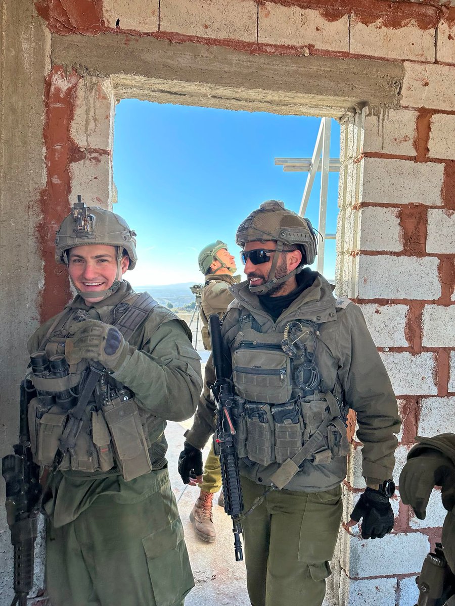 BoazGolan's tweet photo. מפקד גדוד 52, סגן-אלוף דור בן שמחון ז״ל

סגן-אלוף דור ז״ל נכנס לתפקידו כמג״ד 52 ב-20 באפריל 2026, כשבוע לאחר שמפקד הגדוד נפצע באורח קשה במהלך הלחימה. דור ז״ל קיבל על עצמו את הפיקוד בשעה מורכבת, והוביל את לוחמי הגדוד בנחישות ובאחריות לאורך תקופת הלחימה בחודשיים האחרונים.

סגן-אלוף דור ז״ל גדל בחיל השריון בחטיבה 401, וביצע בה את מרבית תפקידי הפיקוד המשמעותיים לאורך שירותו. הוא פיקד על לוחמים ומפקדים בשורה של תפקידים מבצעיים, בלט במקצועיותו ובמנהיגותו, ובהמשך מונה לראש לשכת אלוף פיקוד הצפון במהלך מבצע ׳חיצי הצפון׳ עד להחזרת התושבים וסיים את תפקידו באוגוסט. לאחר מכן יצא לקורס פיקוד ומטה, ובאפריל שב לשדה הפיקוד ומונה למפקד גדוד 52.

סגן-אלוף דור ז״ל היה נשוי ואב ל-2 בנות, הוא גדל במשפחה של לוחמים - הוא וארבעת אחיו התגייסו לחטיבה 401 ואח נוסף התגייס לחטיבת גולני. אשתו משרתת כקצינה קרבית, בחיל האיסוף הקרבי והגבולות.

כשנדרש לכך, סגן-אלוף דור ז״ל נכנס תחת האלונקה וקיבל את הפיקוד על הגדוד ברגעים מורכבים של לחימה. הלילה נפל בקרב כשהוא מוביל את אנשיו בחזית, יחד עם צוות הטנק שלו - שלושה לוחמים נוספים שנפלו לצדו. עד לרגעיו האחרונים, פעל מתוך תחושת שליחות עמוקה, אחריות ומחויבות ללוחמיו ולמשימה.

מורשתו של סגן-אלוף דור ז״ל כמפקד אמיץ, מקצועי ומסור, וכאדם שהקדיש את חייו לביטחון המדינה ולחינוך דור המפקדים הבא, תמשיך ללוות את פקודיו ואת כל מי שזכו להכירו ולשרת לצדו.