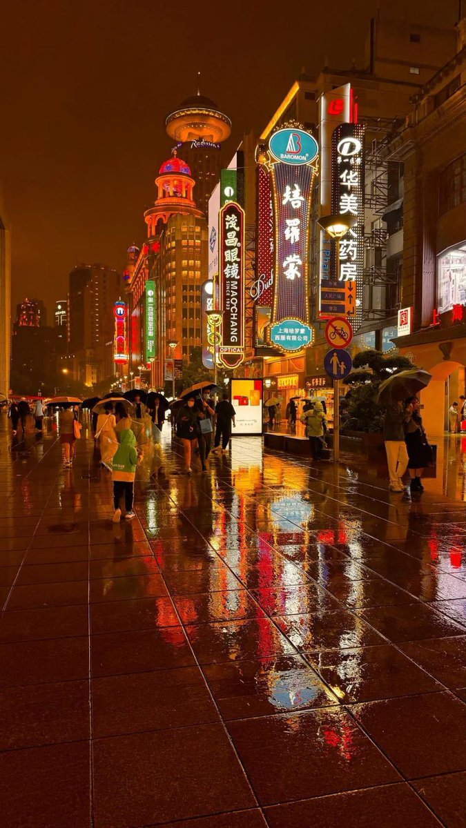 Gachislave's tweet photo. Rainy evening, city streets, neon signs reflecting on wet pavement—small moments that make the city feel alive. https://t.co/PqEBsWGbXz