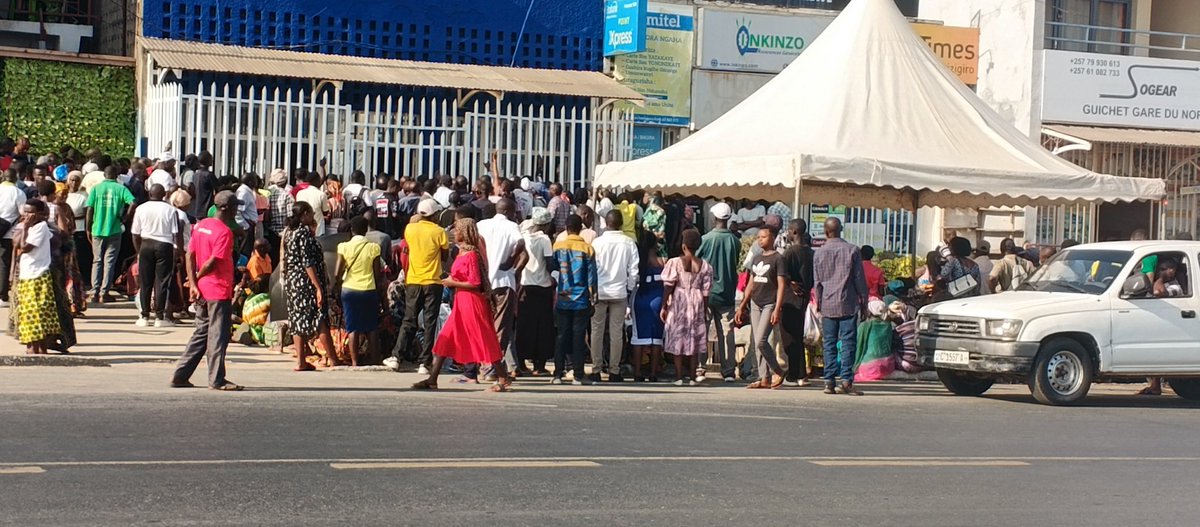 jubasuc1's tweet photo. Bamwe mu benegihugu bo mu gisagara ca Bujumbura basaba amashirahamwe #Econet na #lumitel gutunganya neza ibikorwa bise ivyo gusubira kwandikisha amakarata kuko birigwa banamye imbere y'ibiro vy'ayo mashirahamwe https://t.co/sxy83G1QgR