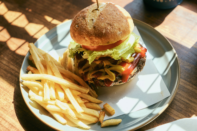 beergroove310's tweet photo. ［飲食ブース紹介］

CAFE日升庵（カフェ にっしょうあん）

筑波山の中腹、大鳥居のそばに佇むハンバーガーと自家焙煎コーヒーのお店です。肉厚パティの旨味が口いっぱいに広がる手作りバーガーは、香ばしいライ麦バンズとフレッシュ野菜が絶妙なバランスで、クラフトビールとの相性も抜群。 https://t.co/e6nJSsz1R6