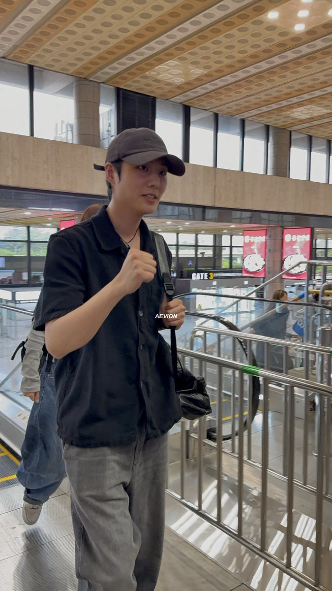 AEVION_YK's tweet photo. 260619 GMP 출국

힘내라너구리가 당신을 응원합니다!

#영케이 #YoungK #데이식스 #DAY6 https://t.co/yuENByeD6K
