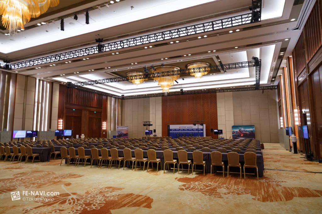 FormulaGledek's tweet photo. Media center di #SanyaEPrix semewah ini 😮 Ngambil tempat di meeting room hotel soalnya.

Udah kayak mau rakernas 😅

Foto: @FE_NAVI 

#FormulaE #ABBFormulaE https://t.co/ptfq48YQzb