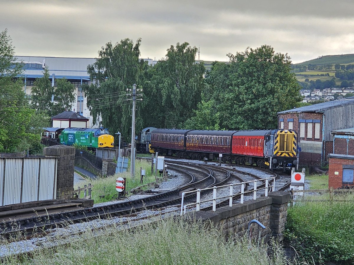 Harrod15S's tweet photo. Poised and in position for day 2 of the #KWVR with 08266, D9520 & 37218 in #Keighley station awaiting todays workings #class37 #class08 #class14 https://t.co/aeLOvfSRJO