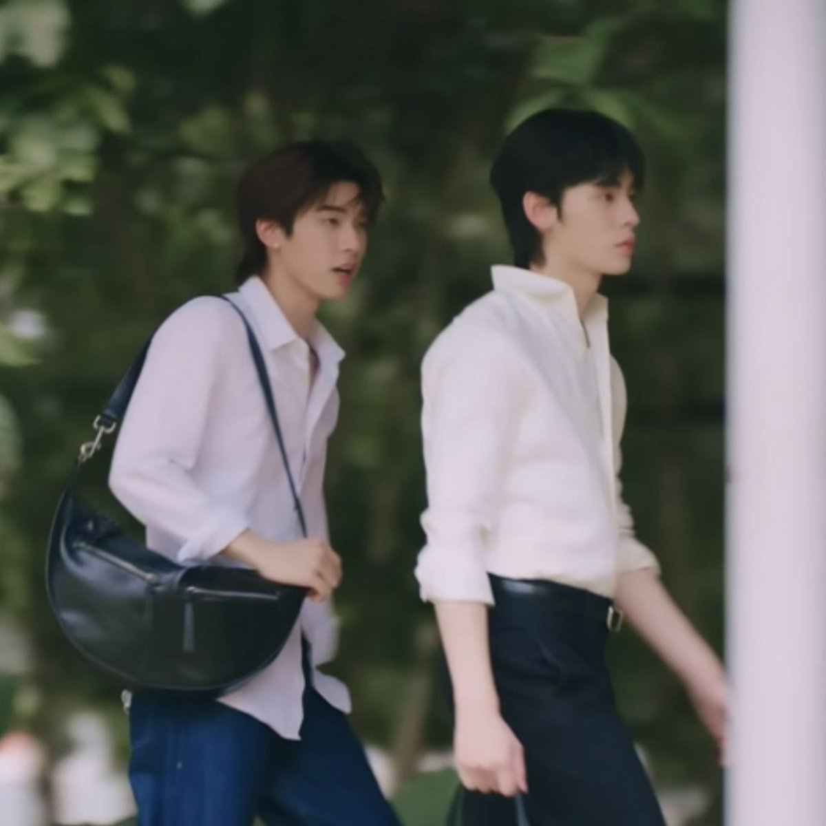 ZYNETIAQ's tweet photo. นึกถึงประโยคที่ตี๋ตี๋เคยพูดไว้ว่าตอนถ่ายด้วงแล้วฉากนั้นฝนตก เป็นซีนที่น้องป๋อได้ใส่ชุดนักเรียน อากาศมันก็หม่น ๆ หมอง ๆ แต่มีสิ่งนึงที่สว่างวาบ นั่นก็คือน้องป๋อ ผิวขาวสว่างมากจริง ๆ เหมือนพกหลอดไฟส่วนตัว

TEETEEPOR NEW JOURNEY 
#ตี๋ตี๋ป๋อไลน์อัพ2026
#สนิทแค่เพื่อนTheSeries https://t.co/E2amFrgdkY