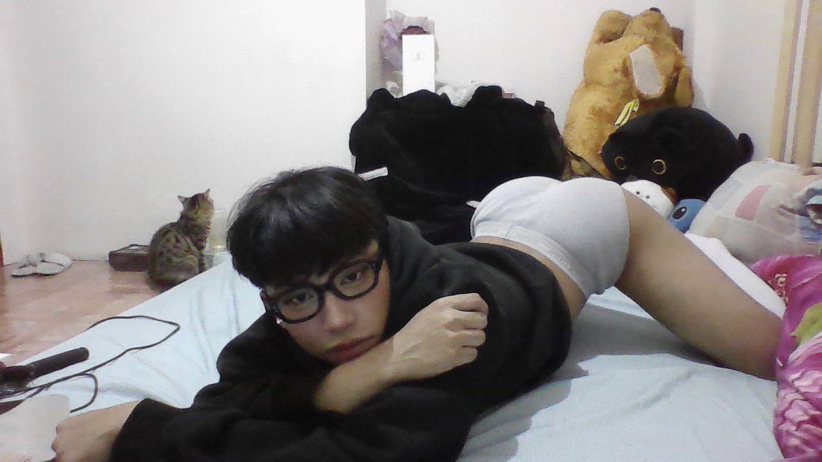 akiebar4's tweet photo. y’all like me doing this pose https://t.co/Mn4SMQwWGL