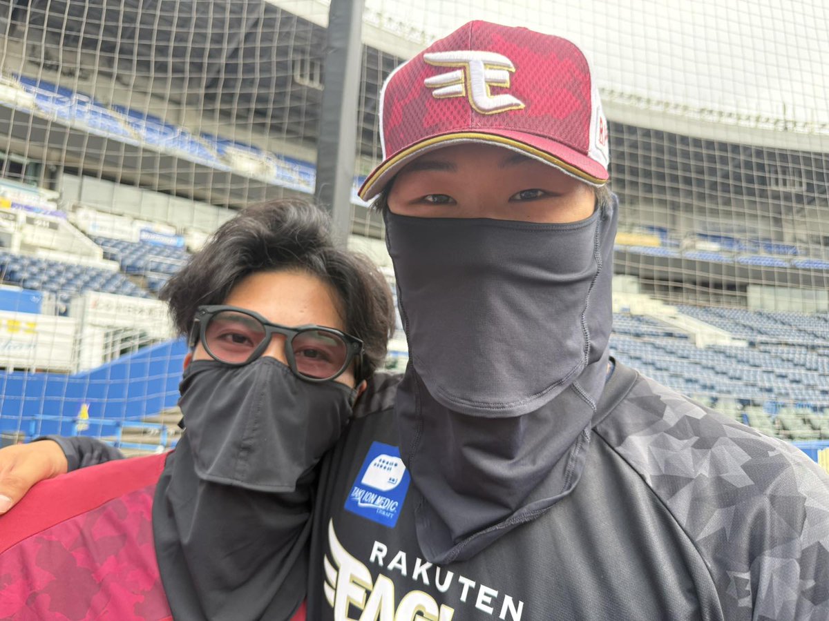 Rakuten__Eagles's tweet photo. マスクで完全防備、もう1人発見🔎✨
早川選手は内選手から聞いてマスクを購入したそうです☺️

#内星龍 #早川隆久
#RakutenEagles
#強鷲革新 https://t.co/12BxAhn0ID