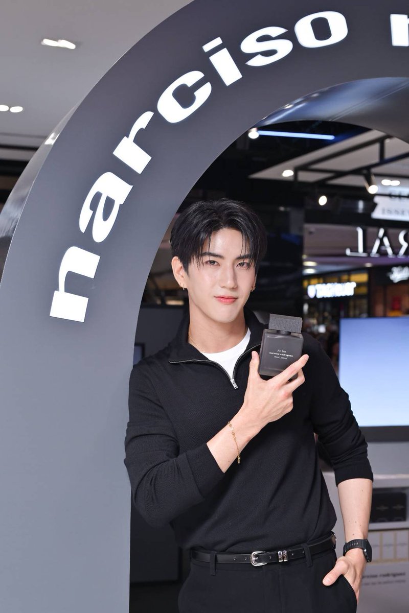 Zokzakdara2's tweet photo. ซี - ทวินันท์ อนุกูลประเสริฐ 
ร่วมสัมผัสนิยามความหอมแห่งสุภาพบุรุษยุคใหม่กับ
narciso rodriguez for him MUSC SANTAL eau de parfum intense

https://t.co/EweStKCSKb

NARCISO WITH SEA
#narcisorodriguezparfums
#forhimmuscsantal
#sea_tawinan
#narcisorodriguezTH https://t.co/aGvLhnkZR0