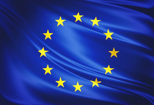 AltcoinsFrance's tweet photo. 🚨🇪🇺 LANCEMENT DE « W », L'ALTERNATIVE EUROPÉENNE À X

Le réseau social W a officiellement lancé sa première version publique ce mercredi 17 juin. 
Basée en Suède, la plateforme mise sur la confiance et la transparence pour se distinguer des géants américains.

Voici ce qui définit ce nouveau venu :

- Vérification stricte : Chaque utilisateur doit prouver son identité lors de l'inscription en scannant une pièce d'identité officielle via une application dédiée pour garantir qu'il s'agit d'un humain, tout en conservant la possibilité d'utiliser un pseudonyme par la suite.

- Souveraineté des données : La plateforme garantit que toutes les données sont entièrement hébergées sur le territoire européen.

- Lutte contre la désinformation : La modération et la lutte contre les contenus toxiques sont présentées comme une priorité absolue pour se démarquer des réseaux où pullulent les "bots".

Sa fondatrice, Anna Zeiter, dénonce la dépendance actuelle de l'Europe, qui exporte ses données, son attention et son argent vers des acteurs extra-européens.