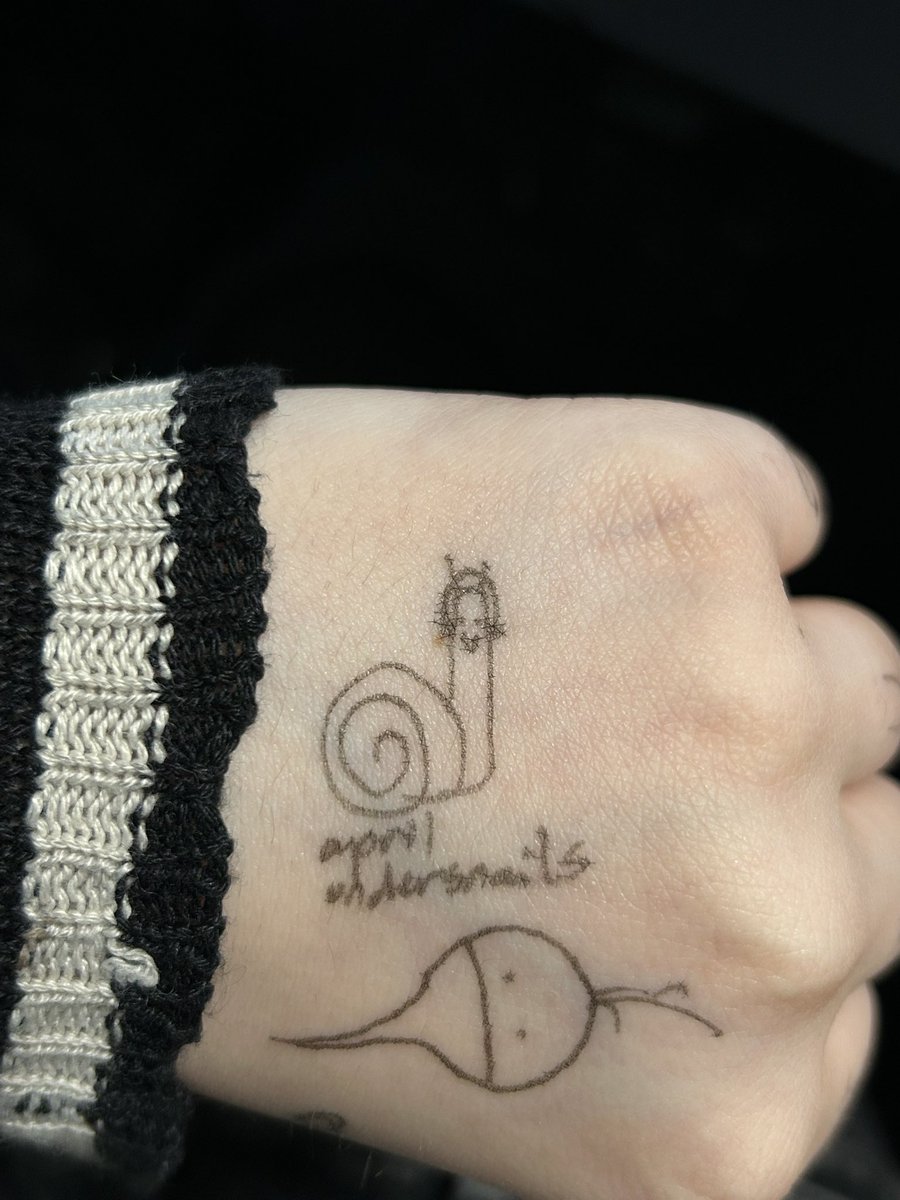 fxscores's tweet photo. @hdpwoo its radish head !!!! and yes i think they would. oh my gosh. i need to make april undersnails and radish head art literally right now!!! coincidentally i drew them both next to eachother on my hand yesterday askgjfkkg https://t.co/v7rREf622K