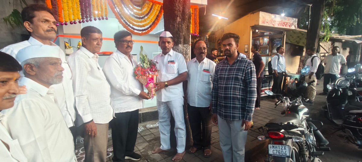 DrMadanKothule's tweet photo. श्री बाळासाहेब गरुड यांच्या नवीन दुकानाच्या उद्घाटन समारंभास उपस्थित राहून शुभेच्छा दिल्या.
अथक परिश्रम, संघर्ष आणि जिद्दीच्या जोरावर उभे राहिलेले हे यश खरोखर प्रेरणादायी आहे.
#shopopening #newbusiness #entrepreneurship #hardworkpaysoff #smallbusiness #successstory https://t.co/XetDCPhDGv