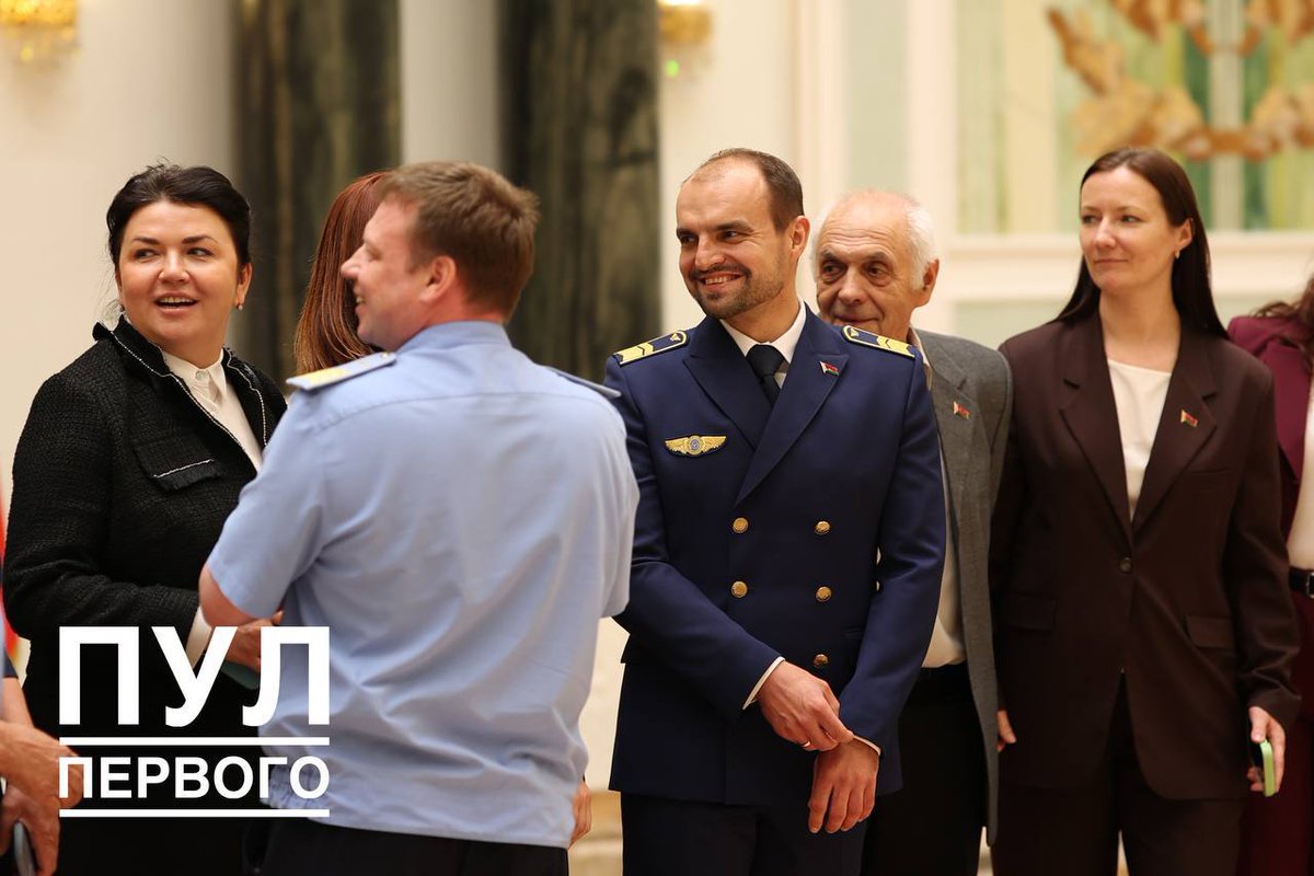 ActualidadBel's tweet photo. 📸¡El Palacio de la Independencia abrió sus puertas a los trabajadores!

📣 120 invitados se alejaron hoy de su trabajo habitual para ver el Palacio de la Independencia desde el interior.
Hilo👇🏼🇧🇾 https://t.co/JHmXzq6Nya