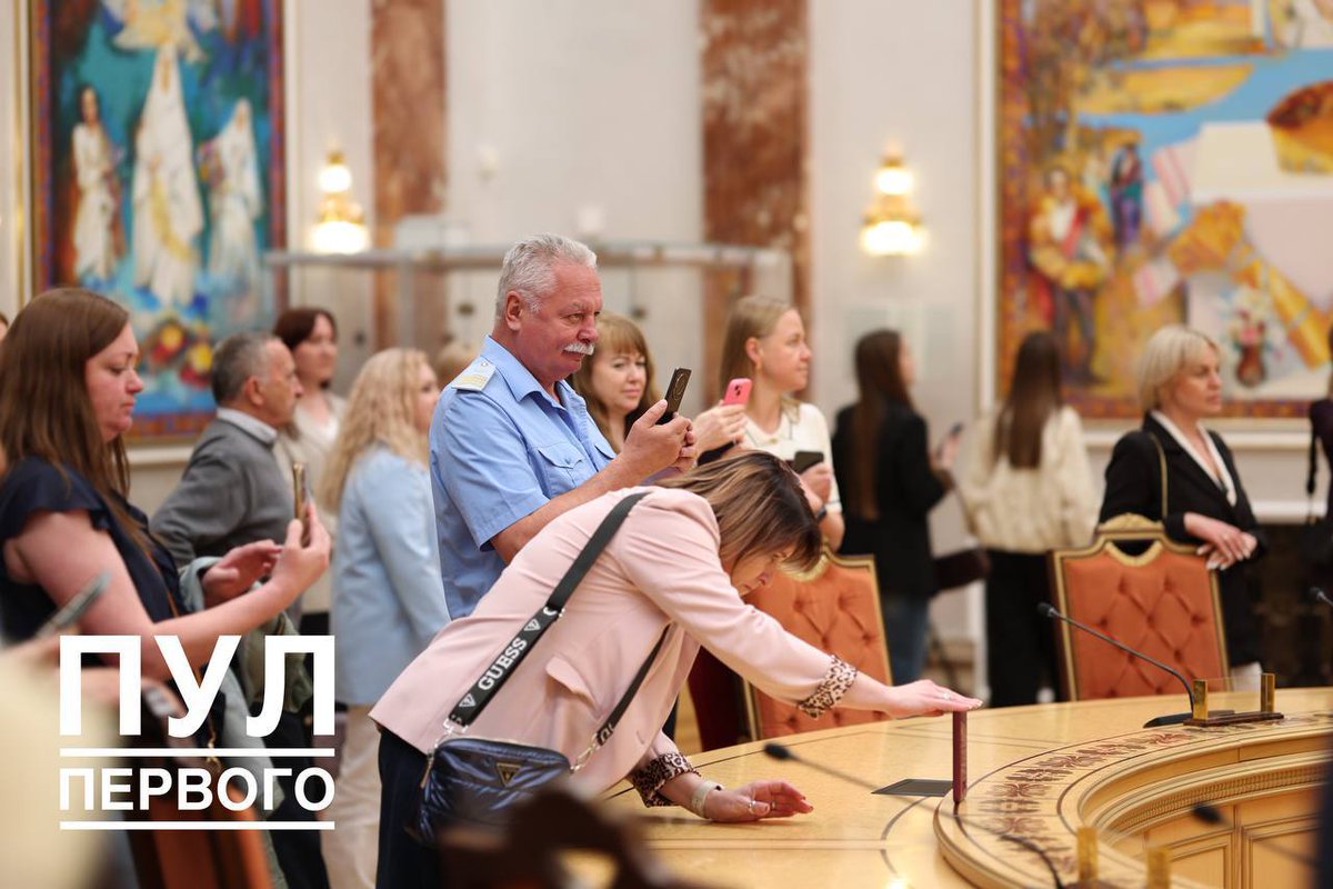 ActualidadBel's tweet photo. 📸¡El Palacio de la Independencia abrió sus puertas a los trabajadores!

📣 120 invitados se alejaron hoy de su trabajo habitual para ver el Palacio de la Independencia desde el interior.
Hilo👇🏼🇧🇾 https://t.co/JHmXzq6Nya