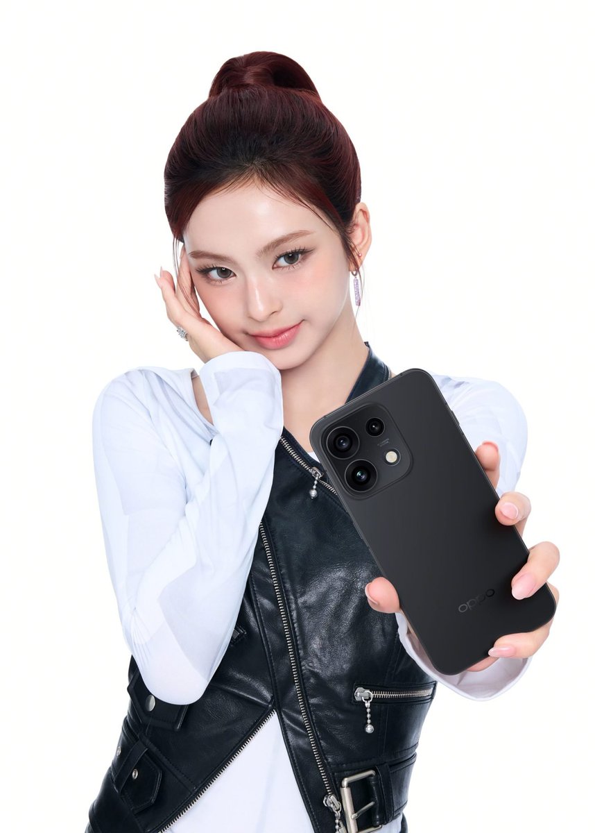 Carmelyunis's tweet photo. Mantap bngat foto adek Canny yg di OPPO ini🐈‍⬛🍒🖤🤍 #CHIQUITA https://t.co/GEKV8DWQgv