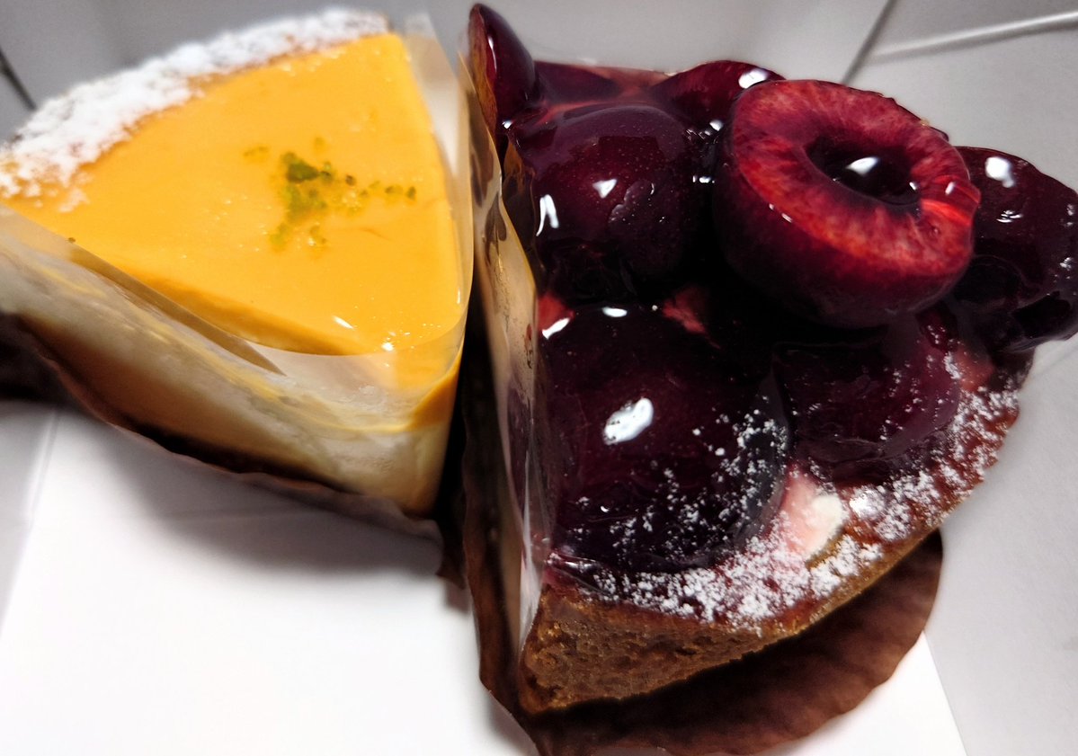 toccatablue's tweet photo. 『公園と、タルト』で購入。アメリカンチェリーの瑞々しさときたら！また食べたいけど営業が金曜日と土曜日のみでハードル高い。 https://t.co/Y97MJpoF8v