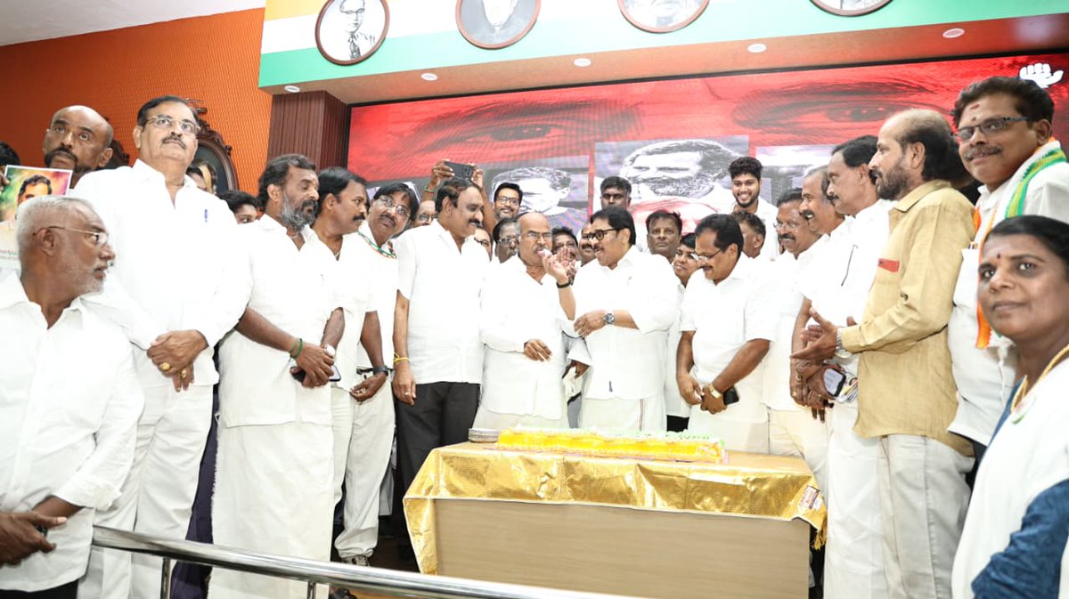 INCTamilNadu's tweet photo. மக்களவை எதிர்க்கட்சித் தலைவர் திரு. ராகுல் காந்தி அவர்களின் 56-வது பிறந்த தினத்தை முன்னிட்டு, இன்று சென்னை சத்தியமூர்த்தி பவனில் பிறந்தநாள் கேக் வெட்டி கொண்டாடப்பட்டது.

தமிழ்நாடு கா���்கிரஸ் கமிட்டி முன்னாள் தலைவர்கள் திரு. கே.வி. தங்கபாலு, திரு. திருநாவுக்கரசர், துணைத் தலைவர்கள் திரு. சொர்ண சேதுராமன், திரு. கீழானூர் ராஜேந்திரன், பொருளாளர் திரு. ரூபி மனோகரன், அமைப்பு செயலாளர் திரு. ராம் மோகன், மாநில நிர்வாகிகள், மாவட்ட நிர்வாகிகள், சர்க்கிள் மற்றும் வட்டத் தலைவர்கள் மற்றும் அதன் நிர்வாகிகள், பெருநகர சென்னை மாநகர காங்கிரஸ் உறுப்பினர்கள், முன்னணி அமைப்புகள், துற��கள் மற்றும் பிரிவுக���ின் தலைவர்கள் மற்றும் அதன் நிர்வாகிகள் உள்ளிட்ட அனைவரும் பங்கேற்றனர்.