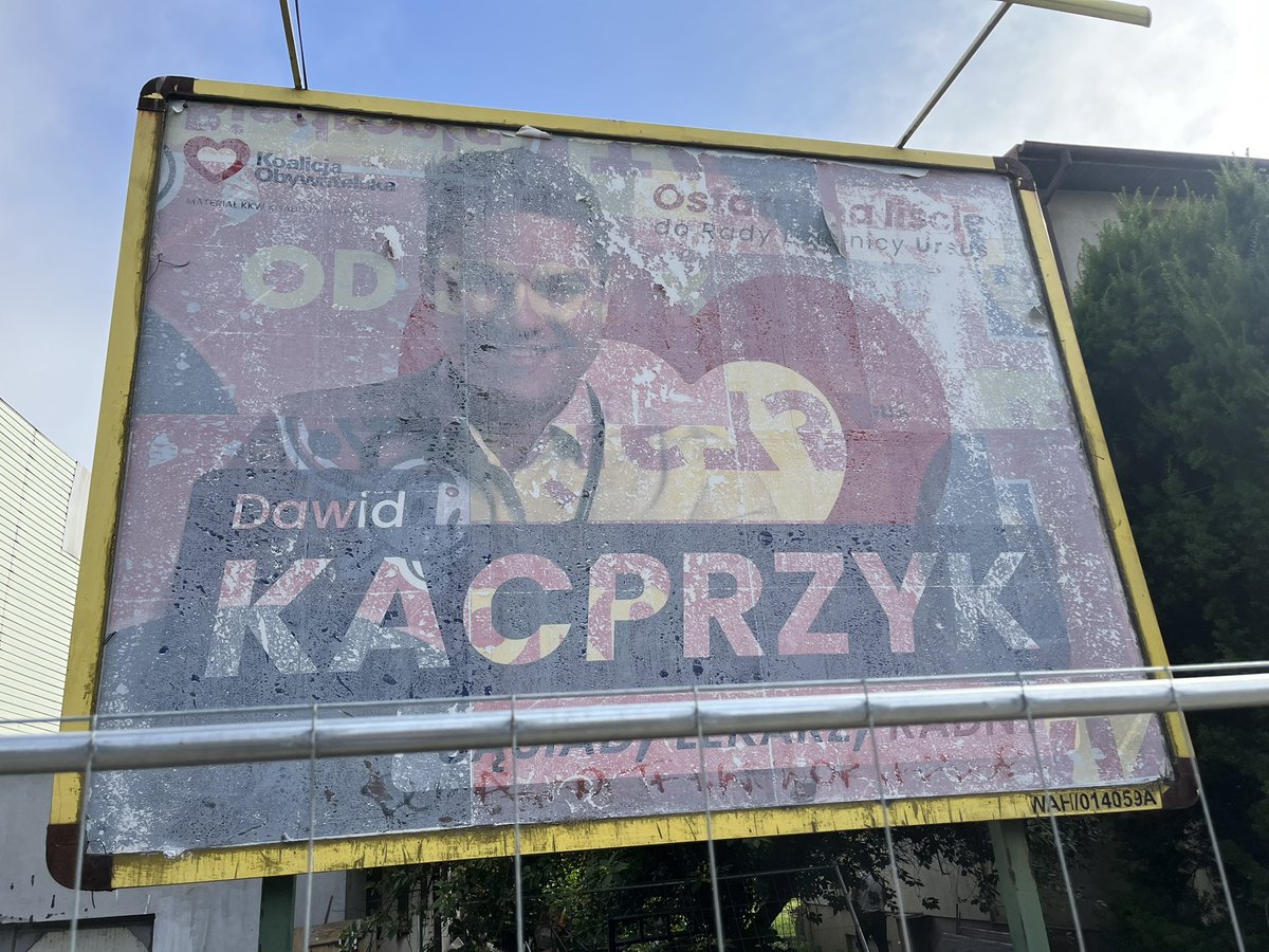 michalkuz's tweet photo. Mieszkam w Ursusie. Odprowadziwszy latorośl do szkoły idę ci ja sobie dzisiaj rano spokojniutko na SKMkę, obracam się, patrzę na odnawiany właśnie billboard i wtem… https://t.co/gyf3i8M0si