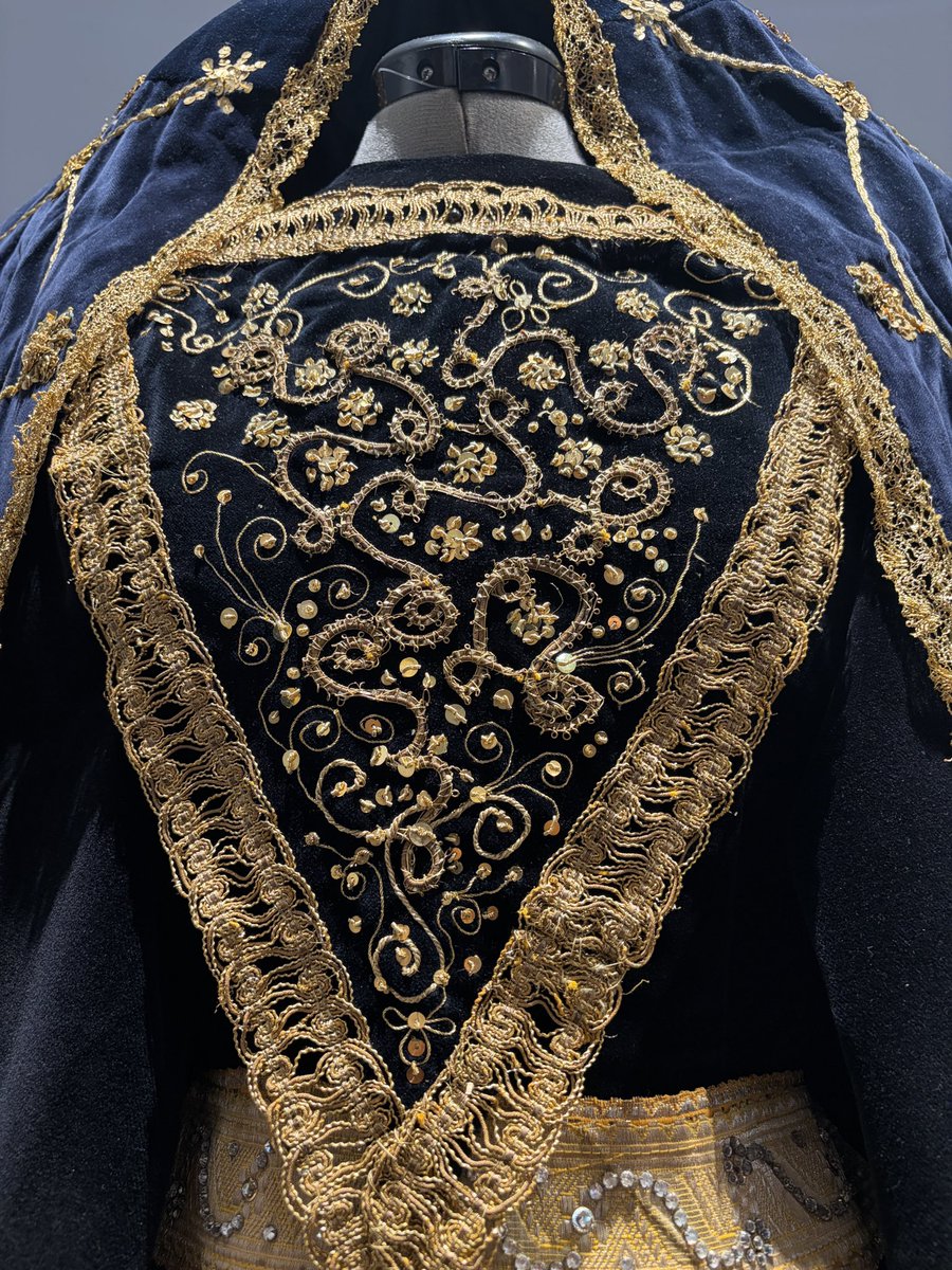 MariaAlconBarri's tweet photo. Fascinada con la exposición que ha montado la Hermandad De Santiago de Aznalcázar por el 450 aniversario de su fundación en el Mercantil. https://t.co/bqwAoI14LV