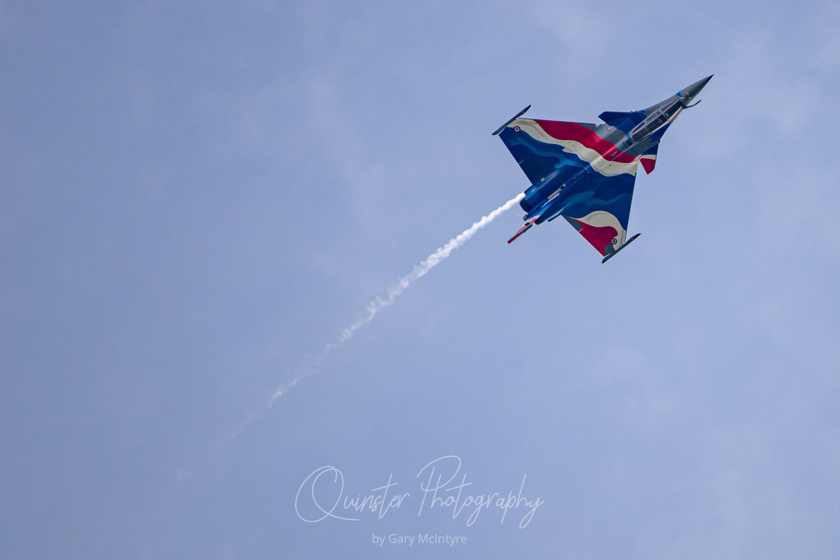 GazMcIntyre's tweet photo. Some more from the @cosfordairshow last weekend featuring the amazing @rafredarrows. #redarrows #Cosford #Bronco #Wildcat #Swordfish #Rafale https://t.co/VHl3xTLJW5