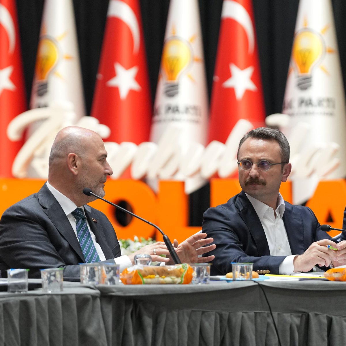 GiyaseddinGergn's tweet photo. İl Başkanlığımızda, İstanbul’un 39 ilçesinden 3 kademe Siyasi ve Hukuki İşler Başkanlarımızla istişare ve değerlendirme toplantımızı gerçekleştirdik.

Şehrimizin siyasi gündemini, teşkilat çalışmalarımızı ve sahadan gelen tecrübeleri ortak akıl çerçevesinde ele aldık.

Toplantımıza teşrif eden önceki dönem İçişleri Bakanımız ve TBMM İçişleri Komisyonu Başkanımız Sayın Süleyman Soylu’nun ülkemize, bölgemize ve güncel gelişmelere dair değerlendirmelerinden istifade ettik. Nazik katılımları dolayısıyla kendilerine teşekkür ediyoruz.

Ayrıca İl Yönetim Kurulu Üyemiz Osman Ertuğrul Yörük’ün kıymetli sunumunu dinledik.

İstanbul’un her ilçesinden gelen dava arkadaşlarımızla; uyum, insicam ve samimiyet içerisinde, ortak aklı büyütmeye ve milletimize hizmet yolunda kararlılıkla yürümeye devam ediyoruz.