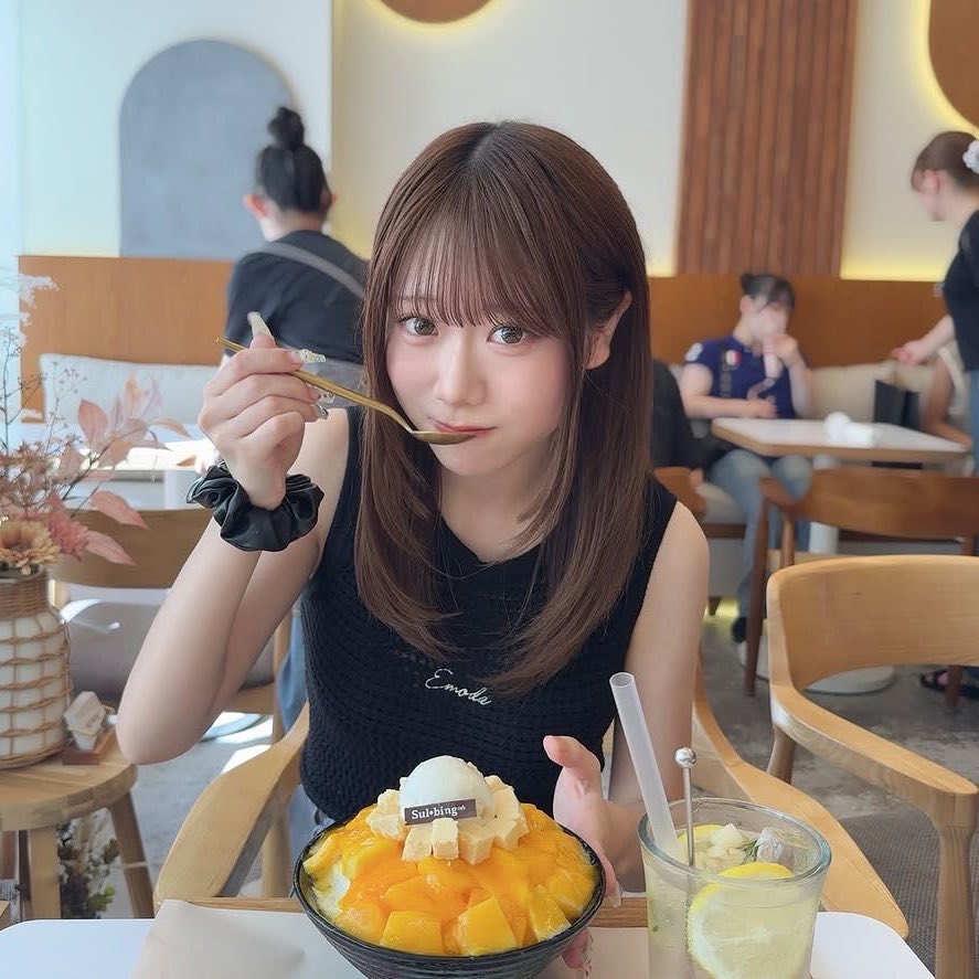 ami_chuucute's tweet photo. 黒髪と茶髪どっちがすきー？💭 https://t.co/Zjb0UrWLsb