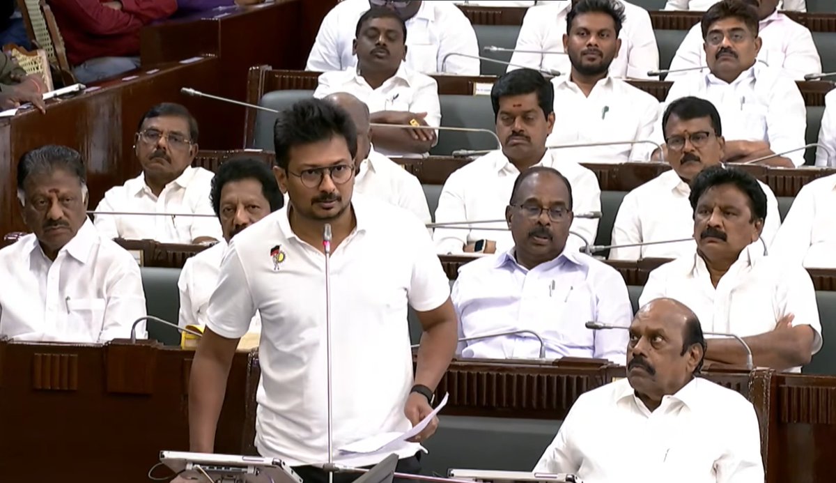 dmk_youthwing's tweet photo. மேகதாது அணை தொடர்பான அரசினர் தனித் தீர்மானத்தின் மீது மாண்புமிகு எதிர்க்கட்சித் தலைவர் @Udhaystalin அவர்களின் உரை வருமாறு:

மாண்புமிகு பேரவைத் தலைவர் அவர்களே, மாண்புமிகு முதலமைச்சர் அவர்களே, அமைச்சர் பெருமக்களே, சட்டமன்ற உறுப்பினர்களே!

நம் தமிழ்நாட்டு விவசாயிகளின் வாழ்வாதாரத்தை அழிக்க, முயற்சிக்கின்ற மேகதாது அணை கட்டப்படக் கூடாது என்பதுதான், திராவிட முன்னேற்றக் கழகத்தின் உறுதியான நிலைப்பாடு ஆகும்.

அனுமதிக்கக் கூடாது

காவிரி நதிநீரில் தமிழ்நாட்டின் உரிமை பறிபோக நாம் ஒருபோதும் அனுமதிக்கக் கூடாது. காவிரி நடுவர் மன்றம், காவிரி நடுவர் மன்ற இடைக்காலத் தீர்ப்பு, காவிரி நடுவர் மன்ற இறுதித் தீர்ப்பு மற்றும் உச்ச நீதிமன்றத்தின் இறுதித் தீர்ப்பு, காவிரி நதிநீர் மேலாண்மை ஆணையம் உள்ளிட்ட அனைத்திற்கும் முத்தமிழறிஞர் கலைஞர் அவர்கள் முதலமைச்சராக இருந்தபோது, கழக அரசு எடுத்த ஆக்கப்பூர்வமான நடவடிக்கைகள்தான் முழுகாரணம். அதை, இந்த அவையில் இருக்கின்ற மூத்த உறுப்பினர்கள் அனைவரும் அறிவார்கள். நீண்ட நெடிய சட்டப் போராட்டங்களையும், அரசியல் போராட்டங்களையும் நடத்தித்தான், நாம் காவிரியின் மீதான நம் உரிமையைப் போராடிப் பெற்றிருக்கிறோம்.  ஆனால், அதனைப் பறிக்கும் வகையில், கர்நாடக அரசு மேகதாதுவில் அணை கட்டும் முயற்சியில் ஈடுபட்டு வருகிறது.

அந்த முயற்சியை அவர்கள் எடுத்தபோது, அந்தச் சமயத்தில், எங்கள் கூட்டணியில் இருந்த கட்சி கர்நாடகாவில் ஆட்சி செய்தபோதிலும், அதனைப் பற்றிக் கவலைப்படாமல், மேகதாது அணைத் திட்டத்தை எங்களுடைய தலைவர், அப்போதைய முதலமைச்சர் முத்துவேல் கருணாநிதி ஸ்டாலின் அவர்கள் கடுமையாக எதிர்த்தார்கள். இன்றைக்கும் நம் மாண்புமிகு முதலமைச்சர் அவர்கள் மேகதாதுவில் அணைகட்டும் கர்நாடகாவின் முயற்சிக்கு எதிராக இந்த தீர்மானத்தை, இன்றைக்குக் கொண்டு வந்துள்ளார்கள். இதை திராவிட முன்னேற்றக் கழகத்தின் சார்பாக, நாங்கள் மனதார வரவேற்கிறோம்.  மேகதாது அணை கட்ட நினைக்கும் கர்நாடக அரசிற்கு எதிராக, எங்கள் தலைவர், எங்கள் அரசு எடுத்த நடவடிக்கைகள் சிலவற்றை ஆளுங்கட்சிக்கும், முதலமைச்சருக்கும், அவைக்கும் நினைவுபடுத்த விரும்புகிறேன்.

தீர்மானம் நிறைவேற்றினோம்!

2021-ஆம் ஆண்டு மே மாதம் நாங்கள் ஆட்சிக்கு வந்தோம். ஆட்சிக்கு வந்த அடுத்த மாதமே, அதாவது ஜூன் 17, 2021 அன்று `மேகதாது அணை கட்ட அனுமதியளிக்கக் கூடாது’ என்று எங்கள் தலைவர் அவர்கள் பிரதமருக்கு கடிதம் எழுதினார். பிறகு, அதே கருத்தை வலியுறுத்தி, ஜூலை மாதத்தில், ஒன்றிய ஜல் சக்தி துறை அமைச்சருக்கும் எங்கள் தலைவர் அவர்கள் ஒரு கடிதம் எழுதினார்கள். இதனையடுத்து, அனைத்து சட்டமன்றக் கட்சித் தலைவர்கள் கூட்டத்தைக் கூட்டி, `மேகதாது அணையை எந்தக் காலத்திலும் கட்ட அனுமதிக்கக் கூடாது’ என்ற தீர்மானத்தையும் நாங்கள் நிறைவேற்றினோம். ஜூலை மாதத்தில் அதையே ஒன்றிய அமைச்சரிடமும் நேரில் வலியுறுத்தினோம்.

கடந்த 2022-2023 நிதியாண்டில், மேகதாது அணை கட்ட கர்நாடக அரசு ஆயிரம் கோடி ரூபாய் நிதி ஒதுக்கீடு செய்த விஷயம் தெரிந்ததும், இதே அவையில் அதைக் கண்டித்து, அரசின் தனித் தீர்மானத்தையும் எங்கள் அரசு அன்று நிறைவேற்றியது. அன்று “தமிழ்நாட்டின் உரிமையில் நாம் அனைவரும் ஒன்றுபட்டு நிற்போம்” என்று எங்கள் தலைவர் பேசினார்கள்.

திருப்பி அனுப்பப்பட்டது

மேகதாது அணை கட்டுவது குறித்தான விரிவான திட்ட அறிக்கையை விவாதிக்க வேண்டும் என்று காவிரி நதிநீர் மேலாண்மை ஆணையக் கூட்டத்தில் கர்நாடக அரசும், ஒன்றிய அரசும் வைத்த அஜெண்டாவை நீக்க, எங்கள் தலைவர் தலைமையிலான அரசு அன்றைக்குக் கடுமையாக வலியுறுத்தியது. இதற்காக, அன்றைய முதலமைச்சரான எங்கள் தலைவர் அவர்கள் ஜூலை மாதம், 2022-ஆம் ஆண்டு பிரதமருக்கு மீண்டும் கடிதம் எழுதினார். அப்போதைய நீர்வளத்துறை அமைச்சர் அண்ணன் துரைமுருகன் தலைமையில், தமிழ்நாடு சட்டமன்ற அனைத்துக் கட்சிக் குழுவினர், ஒன்றிய ஜல் சக்தி துறை அமைச்சரை நேரில் சந்தித்தும் வலியுறுத்தினார்கள். இப்படி, நமது தொடர் எதிர்ப்பின் காரணமாக, மேகதாது அணையின் விரிவான திட்ட அறிக்கை (Detailed Project Report), பிப்ரவரி மாதம் மத்திய நீர்வள ஆணையத்திற்கே மீண்டும் திருப்பி அனுப்பப்பட்டது.

மேலும், கழக அரசின் எதிர்ப்பால், மேகதாது அணையின் நிபந்தனை விவரங்களை (Terms of Reference-ஐ) தன்னுடைய `திட்டப் பட்டியலில்’ இருந்து, ஒன்றிய சுற்றுச்சூழல் அமைச்சகமும் நீக்கியது. அதுமட்டுமில்லாமல், 2024-ஆம் ஆண்டு நவம்பர் மாதம் ஒன்றிய சுற்றுச்சூழல் அமைச்சர் எங்கள் அரசின் நீர்வளத்துறை அமைச்சருக்கு ஒரு கடிதம் அனுப்பியிருந்தார்.  அவர் எழுதிய கடிதத்தில், `இரு மாநிலங்களுக்கு இடையே சுமுகத் தீர்வு எட்டப்பட்ட பிறகுதான், Terms of Reference அனுமதி பற்றி ஆலோசிக்கப்படும்’ என்று சொல்லியிருந்தார்.

கழக அரசும், எங்கள் தலைவரும்

மேகதாது அணை தொடர்பாக, கர்நாடக அரசு விரிவான திட்ட அறிக்கை’ (Detailed Project Report) சமர்ப்பிக்கவில்லை என்பதுதான் எங்கள் கழக அரசு இருந்த வரையிலான நிலை ஆகும். திராவிட முன்னேற்றக் கழக அரசும், எங்கள் தலைவரும் தைரியமாகத் தமிழ்நாட்டின் எதிர்ப்பைப் பதிவு செய்ததால்தான் இது சாத்தியமானது என்பதை இந்த மாமன்றத்தில் மீண்டும் பதியவைக்க விரும்புகிறேன்.

இன்னொரு முக்கியமான விஷயம் என்னவென்றால், மத்திய நீர்வள ஆணையம் (Central Water Commission), 22-11-2018 தேதியிட்ட கடிதத்தின் மூலமாகக் கர்நாடக அரசுக்குச் சில முக்கியமான நிபந்தனைகளைத் தெரிவித்திருந்தது. அதில் முதலாவதாக, மேகதாது அணை கட்ட மத்திய நீர்வள ஆணையம் நிபந்தனையற்ற அனுமதி எதுவும் கொடுக்கவில்லை. இரண்டாவதாக, அணை கட்டுமானத்திற்கான விரிவான திட்ட அறிக்கையை கர்நாடக அரசு தயாரிப்பதற்கு முன்பாக, தமிழ்நாடு அரசு தெரிவிக்கும் பல்வேறு ஆட்சேபணைகளை அவர்கள் பரிசீலனை செய்ய வேண்டும். மூன்றாவதாக, மத்திய மின்வாரிய ஆணையத்திடமும், சம்பந்தப்பட்ட மாநிலத்தில் இருக்கின்ற மத்திய நீர்வள ஆணையப் பிரிவிடமும் கலந்து ஆலோசனை செய்ய வேண்டும்.

ஒரு புதிய விவாதம்

இவை எல்லாவற்றிற்கும் மேலாக, `காவிரி நதிநீர் மேலாண்மை ஆணைய’த்தின் (Cauvery Water Management Authority) முன் அனுமதியையும் பெற வேண்டும்’ என்று அந்தக் கடிதத்தில் தெளிவாக எழுதியிருக்கிறார்கள். எனவே, மாண்புமிகு பேரவைத் தலைவர் அவர்களே, இந்த அரசு இவற்றைல்லாம் ஒன்றிய அரசிடம் உறுதியாக எடுத்துப் பேசி, காவிரியில் நம் தமிழ்நாட்டின் உரிமையை நாம் அனைவரும் சேர்ந்து நிலைநாட்ட வேண்டும். இன்னொரு முக்கியமான விஷயத்தை, இங்கு நான் பதியவைக்க விரும்புகிறேன். மேகதாது பிரச்சினை தொடர்பாக, கடந்த 13.11.2025 அன்று உச்ச நீதிமன்றத் தீர்ப்பு வெளிவந்த பிறகு, 04.03.2026 அன்று அன்றைய முதலமைச்சரான எங்கள் தலைவர் அவர்களின் உத்தரவுப்படி, தமிழ்நாடு நீர்வளத்துறை அரசுச் செயலாளர் ஒன்றிய ஜல் சக்தி துறைச் செயலாளருக்கு ஒரு கடிதம் எழுதினார்.

அந்தக் கடிதத்தில், `கர்நாடக மாநிலத்தின் மேகதாது அணை கட்டும் பிரச்சினை ஒரு புதிய விவாதம் (New Dispute) என்பதால், நதிநீர் தாவா சட்டம்-1956-ன் படி (The Inter-State River Water Disputes Act, 1956) அடிப்படையில் நடுவர் மன்றம் அமைக்க வேண்டும்’ என்று ஒன்றிய அரசுக்குக் கோரிக்கை வைத்திருந்தோம். ஆகவே, இந்த அரசு இப்போது கொண்டு வந்திருக்கின்ற தீர்மானத்தில், `மேகதாது அணை கட்டுவது தொடர்பாகத் தமிழ்நாடு அரசு, மார்ச் 4, 2026 அன்று எழுதிய கடிதத்தில் கேட்டுக்கொண்டபடி, மாநிலங்களுக்கு இடையிலான நதிநீர் தாவா சட்டம்-1956, பிரிவு 4-ன் கீழ், அந்த அடிப்படையில் புதிய நடுவர் மன்றம் அமைக்க வேண்டும் என ஒன்றிய அரசை இப்பேரவை வலியுறுத்துகிறது’ என்கிற திருத்தத்தைச் சேர்க்கவேண்டும் என்று கேட்டுக்கொள்கிறேன்.

தடுத்து நிறுத்துவோம்

கர்நாடகா மேகதாது அணை கட்டுவதைத் தடுக்க, சட்டரீதியாகவும், பிரதமர் மூலமாகவும் இந்த அரசு எடுக்கும் அனைத்து முயற்சிகளுக்கும் திராவிட முன்னேற்றக் கழகம் நிச்சயமாக துணைநிற்கும். மேகதாது அணை கட்ட முயற்சிக்கும் கர்நாடக அரசை நாம் அனைவரும் ஒற்றுமையாக இருந்து தடுத்து நிறுத்துவோம் என்று கூறி, இந்தத் தீர்மானத்துக்கு எங்கள் முழு ஆதரவைத் தெரிவித்துக்கொள்கிறேன்.

மாண்புமிகு பேரவைத் தலைவர் அவர்களே, அதே மாதிரி இந்த ஆண்டு ஜூன் 12-ஆம் தேதி மேட்டூர் அணையைத் திறக்காததால் டெல்டா விவசாயிகள் கஷ்டத்தில் இருக்கிறார்கள். குறுவை சாகுபடி பாதிக்கப்பட்டிருக்கிறது. அடுத்து நடக்கவிருக்கின்ற காவிரி நதிநீர் மேலாண்மை ஆணையக் கூட்டத்தில் (Cauvery Water Management Authority), இது தொடர்பாக தமிழ்நாடு அரசு நம் தரப்பு நியாயங்களையெல்லாம் எடுத்து வைத்து, நமக்குரிய நீரை விரைவாகப் பெற்றுத் தர வேண்டும் என்று விவசாயிகள் சார்பாக இந்த அவையில் கேட்டுக்கொள்கிறேன். இறுதியாக, எங்கள் கழகத் தலைவர் அவர்களின் அறிவுறுத்தலின் பேரில் ஒரு முக்கியமான வேண்டுகோளையும் மாண்புமிகு முதலமைச்சர் அவர்களுக்கு வைக்க விரும்புகிறேன்.

மிக முக்கியமான தீர்மானம்

இன்று நாம் நிறைவேற்றுகின்ற இந்தத் தீர்மானம் மிக முக்கியமான தீர்மானம்.  இந்த தீர்மானத்தைக் கடிதம் மூலமாக ஒன்றிய அரசுக்கு அனுப்பி வைப்பதற்குப் பதிலாக, தமிழ்நாட்டின் அனைத்து சட்டமன்றக் கட்சி உறுப்பினர்களும், நாடாளுமன்ற உறுப்பினர்களும் சேர்ந்து ஒரு குழுவாகச் சென்று, ஒன்றிய அரசிடம் கொடுத்து நம் ஒற்றுமையை வெளிப்படுத்தவேண்டும் என்று கேட்டுக்கொள்கிறேன். அதற்குத் திராவிட முன்னேற்றக் கழகம் தயாராக இருக்கிறது. அரசியல் வேறுபாடுகளைக் கடந்து செயல்பட இந்த அரசும் முன்வர வேண்டும் என்று எங்கள் தலைவரின் சார்பில் கேட்டுக்கொண்டு, தீர்மானத்தை முழுமனதாக ஆதரித்து அமைகிறேன்.

நன்றி, வணக்கம்.

#TNAssembly #MekedatuDam #Cauvery