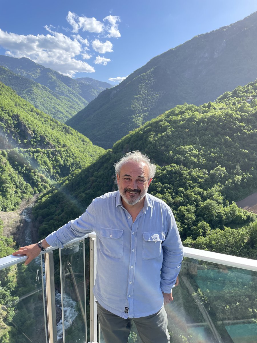 sinan_surucu's tweet photo. Hoşçakal Abi (Biliyorum hoşçakalı ayrı yazmadığım için kızacaksın bana ama bildiğin üzere ben de senin gibi dikbaşlıyım),
Henüz küçücük bir çocukken, babamın çok sevdiği stajyeri olarak tanımıştım seni. Senin deyiminle “kısa pantolonla gezdiğim zamanlar”. Babam yeteneğinden, https://t.co/OApY1I45q6