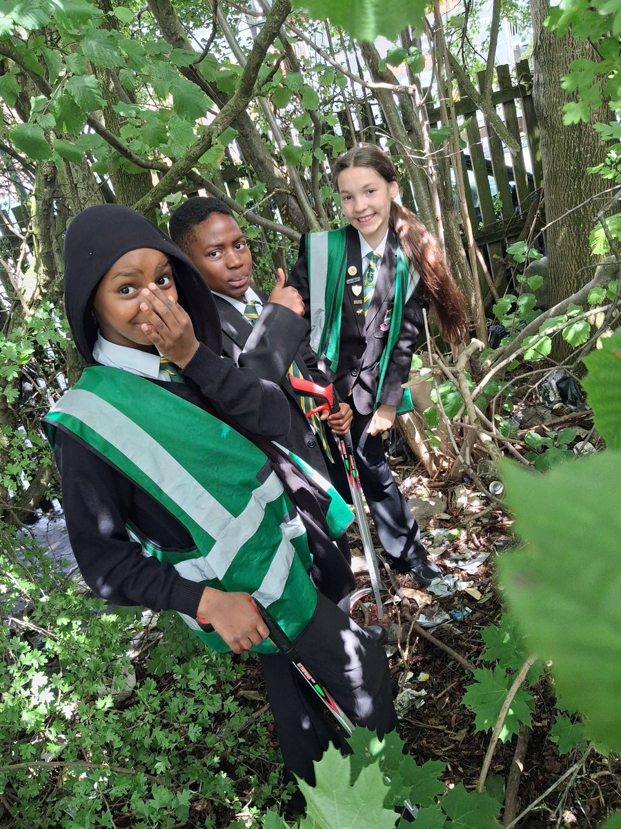 HolyTrinityCol's tweet photo. More photos from #BigGreenWeek! 🌍💚

Well done to our students who took part in the litter pick and helped keep our school looking great. 👏🗑️

Please continue using the food waste bins in the canteen – every little bit helps reduce waste and support our environment. ♻️🌱 https://t.co/5GOyS66cZo