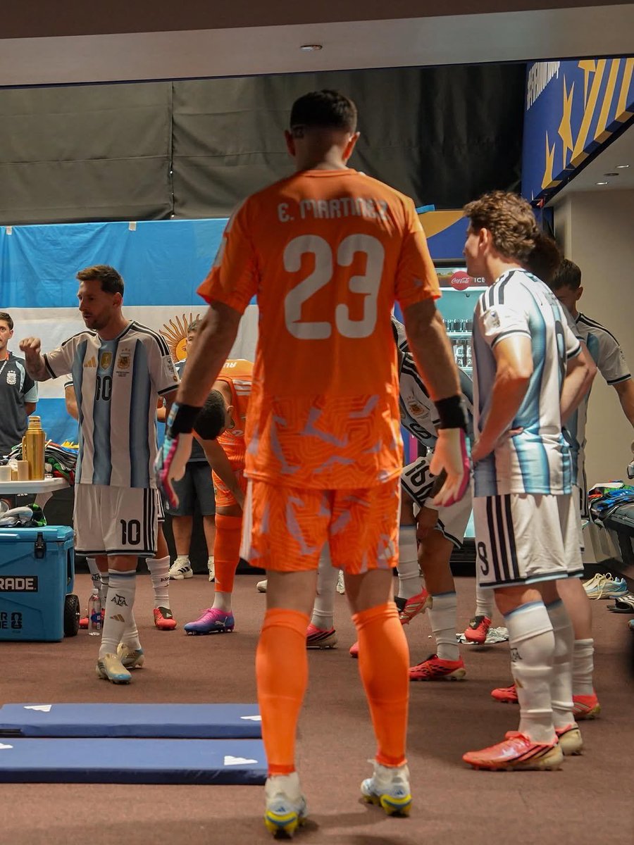 M10GOAT's tweet photo. توجيهات القائد ليو ميسي في غرفة الملابس 🐐 https://t.co/8guFoksiMk