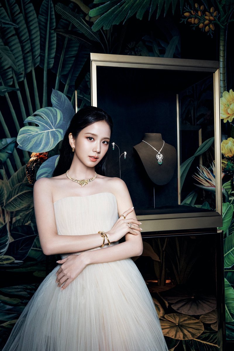 12_mizzy's tweet photo. Beautiful as always 🤩 #JISOO at the Cartier's "Into The Wild" exhibition in South Korea... 

Miss you girlllll @officialBLISSOO https://t.co/GlepC45AYX