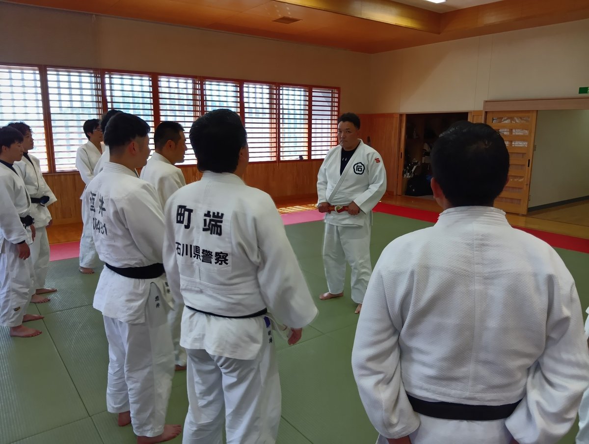 IP_nanao's tweet photo. ななかちゃんです。警察本部の柔道・剣道指導員に来てもらって稽古をしたよ！柔道は受け身や打ち込み、剣道は基本打ちや切り返しで技を磨いたんだ。警察官になってから武道を始めた署員もいるけど大丈夫！継続は力なりだね☆ https://t.co/jSyiOGR1lW